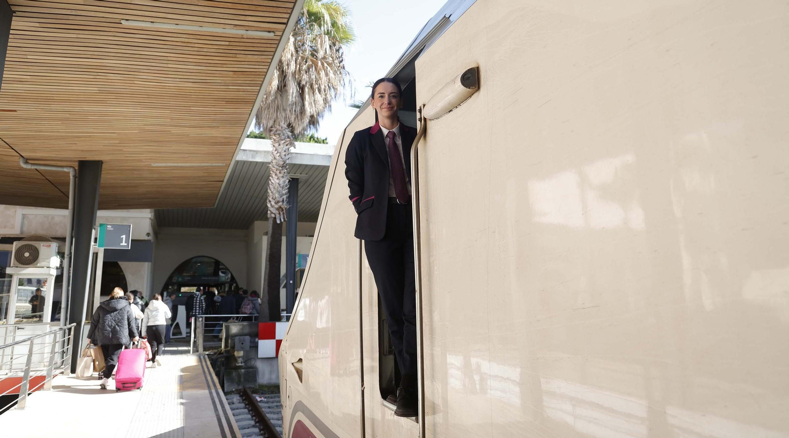 Personal de Renfe en un tren Alvia en la estación de Algeciras.