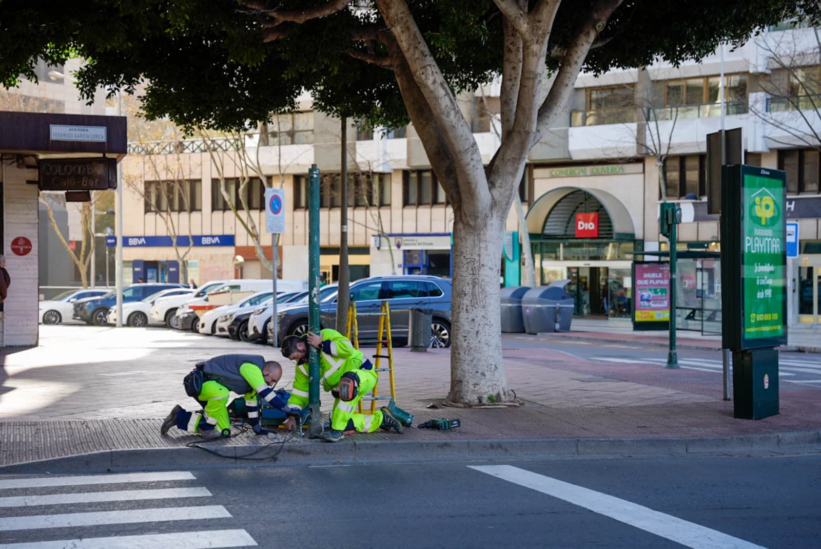 Operarios trabajan en la reposición de un semáforo derribadao por el viento en Av. Federico García Lorca