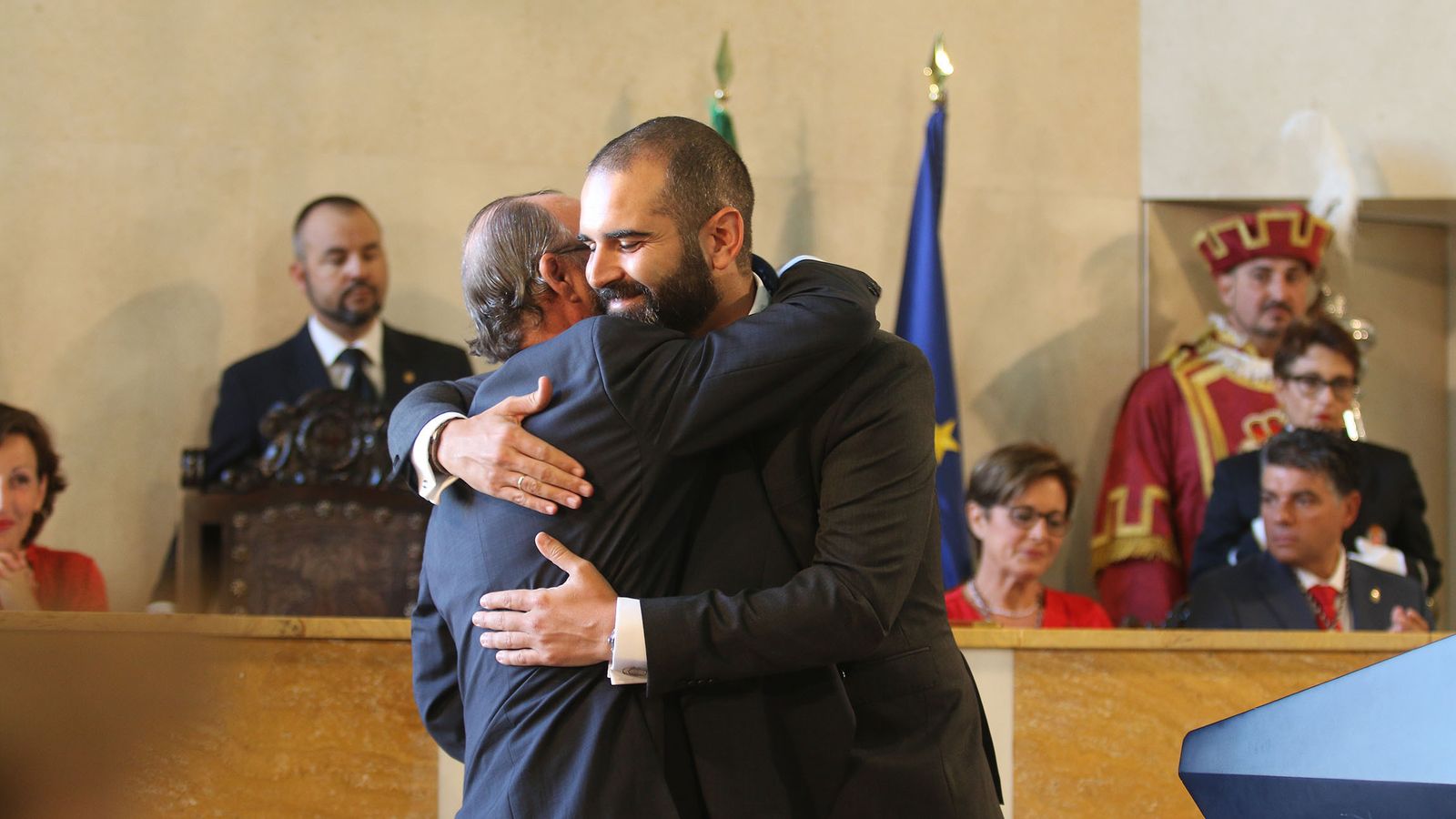 El anterior y actual alcalde se fundieron en un abrazo.