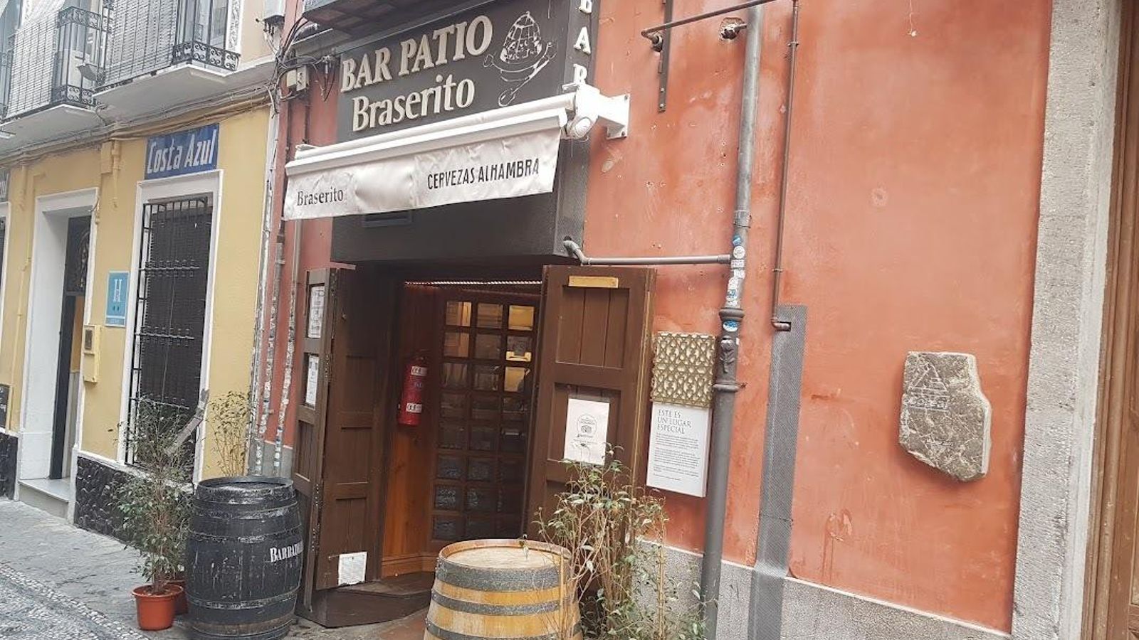 Entrada al Bar Patio Braserito