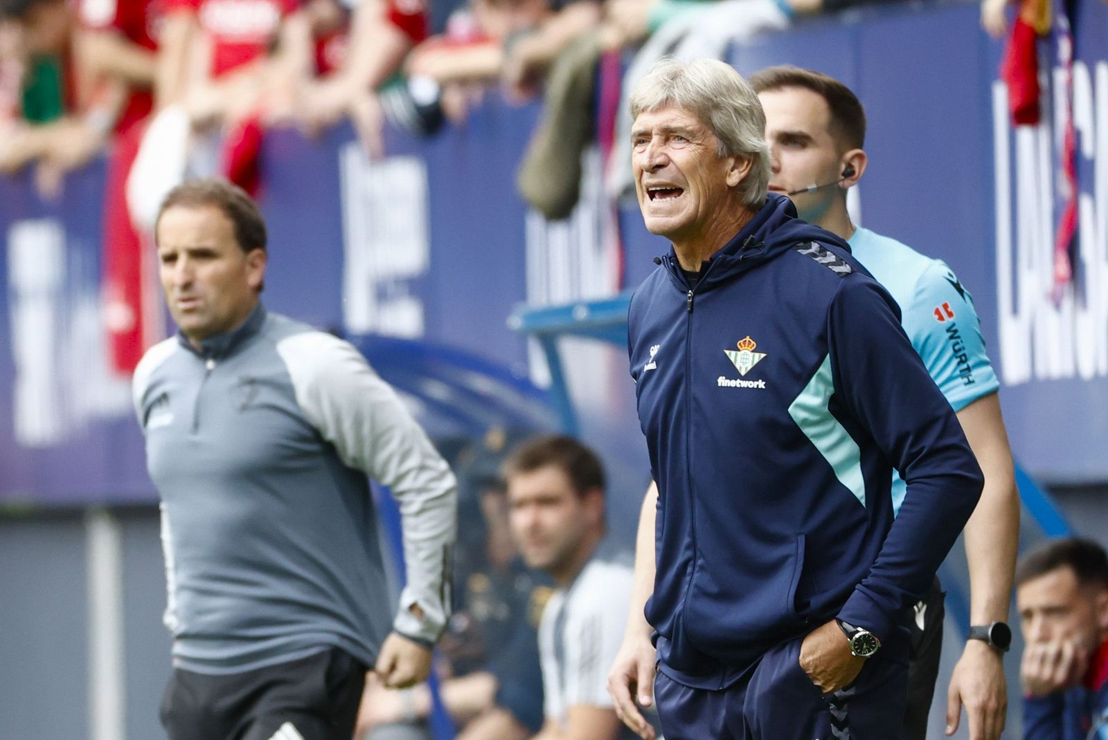 Pellegrini da instrucciones a sus futbolistas con Arrasate al fondo.