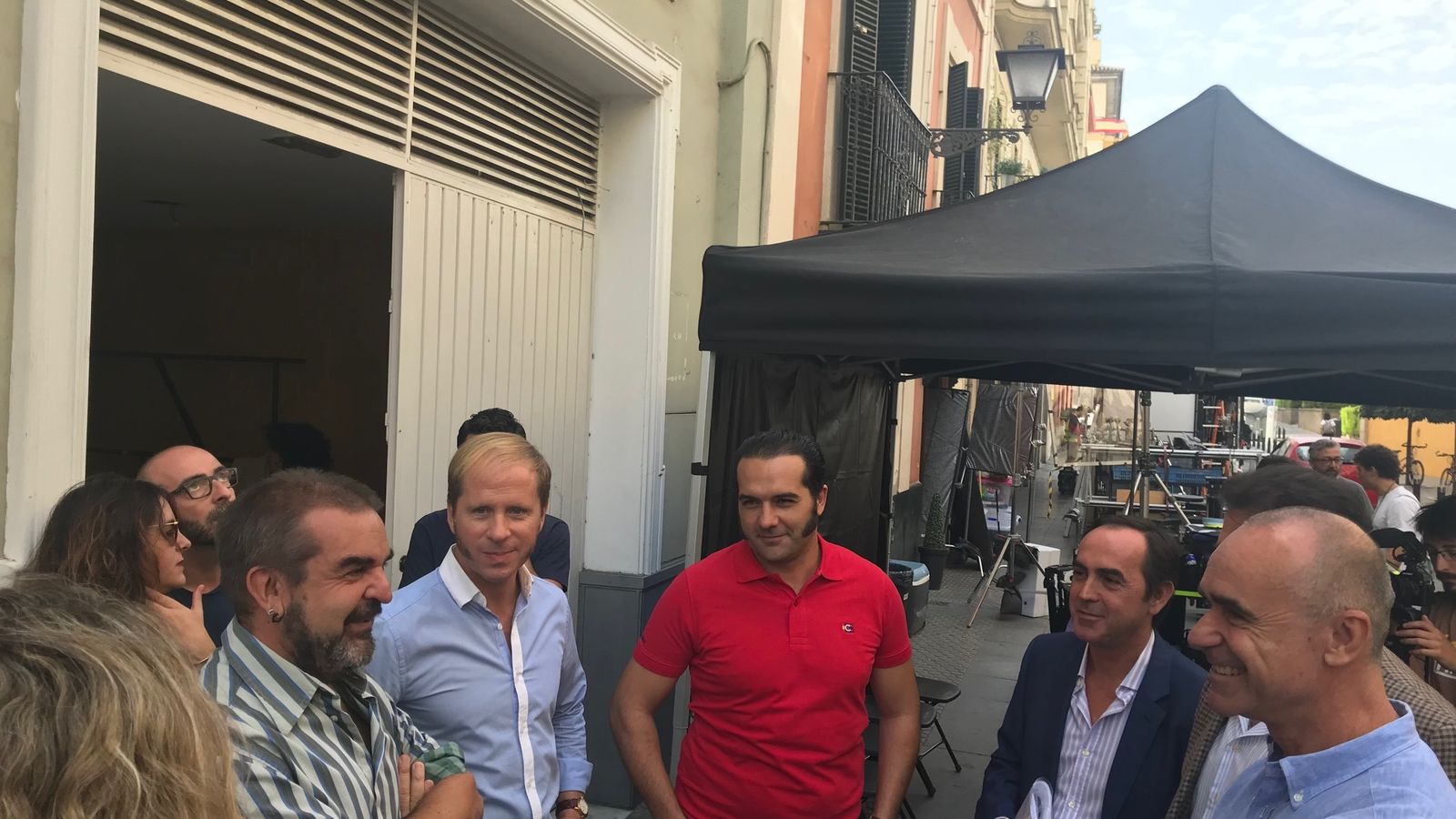 El concejal Antonio Muñoz durante su visita al rodaje de la película 'El mundo es suyo'