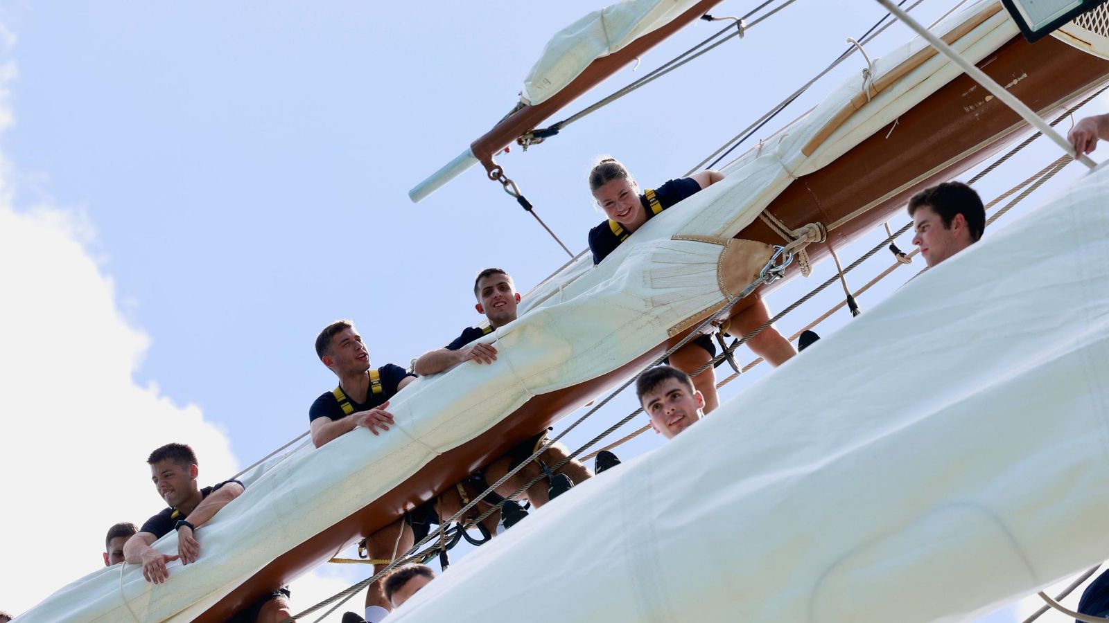 La princesa Leonor, con otros compañeros guardiamarinas, subida alos palos del 'Elcano'.