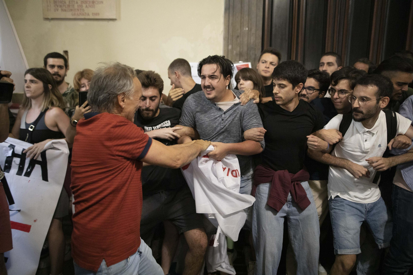 Altercados en la conferencia de Macarena Olona en Granada