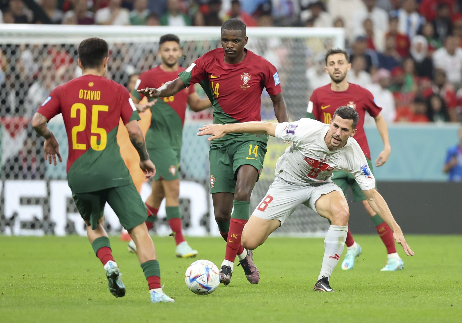 William Carvalho presiona al suizo Freuler.