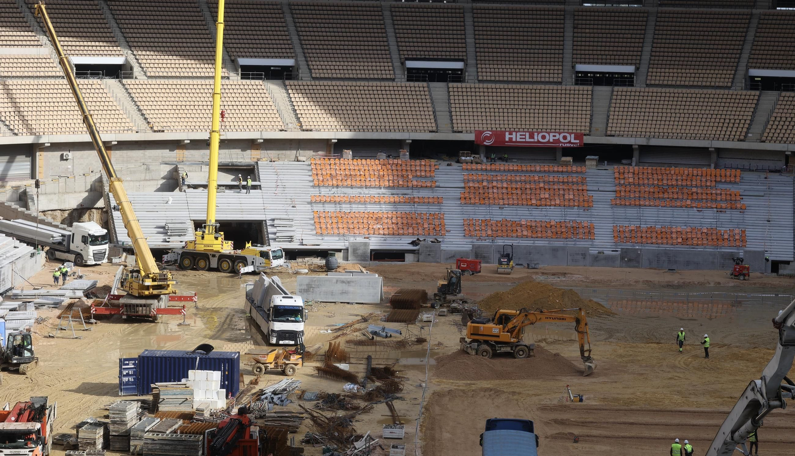 Visita del presidente de la R Federación Española de Fútbol a las obras del  Estadio de La Cartuja
