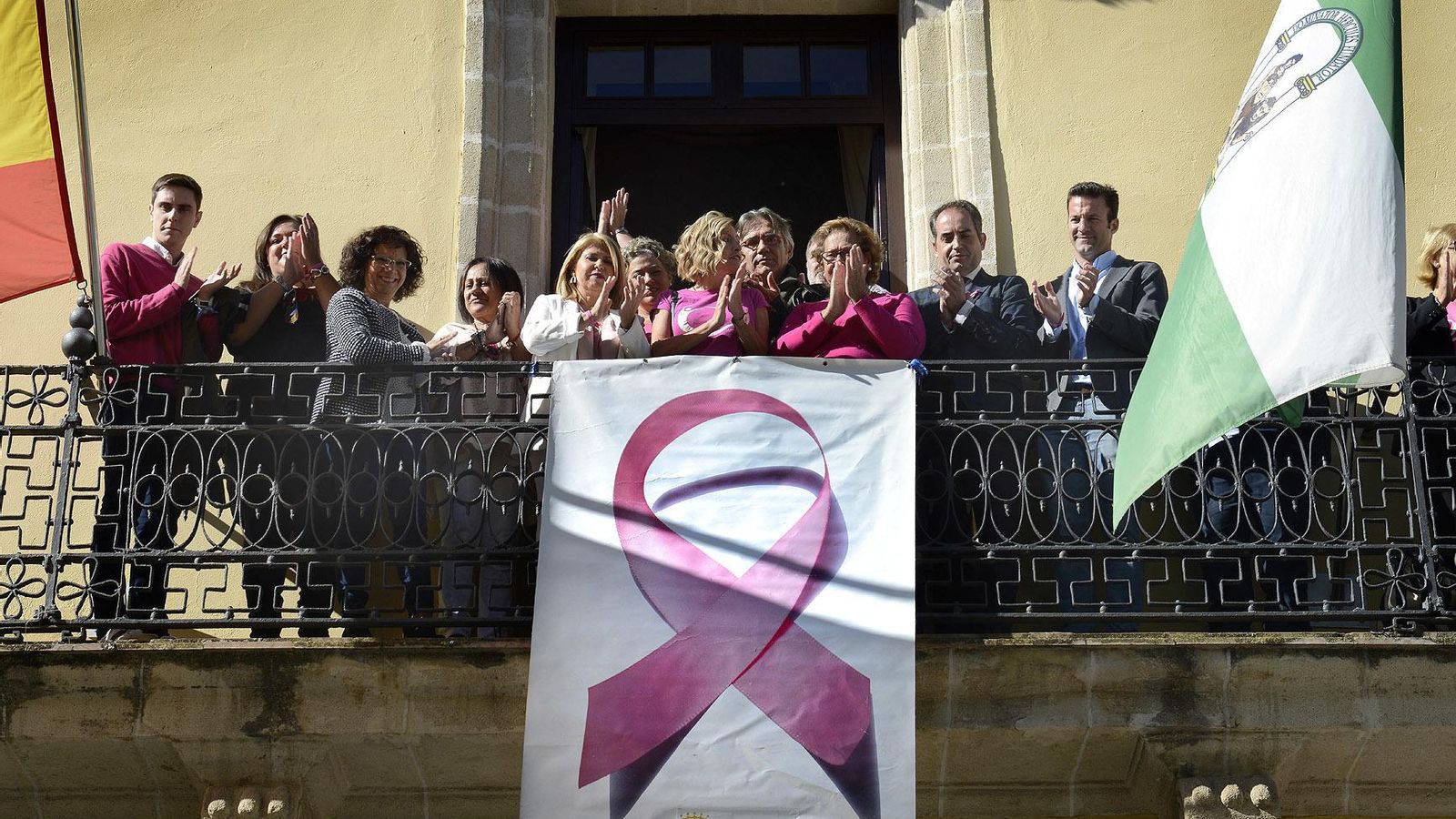 El lazo rosa, ayer en el balcón del Ayuntamiento.
