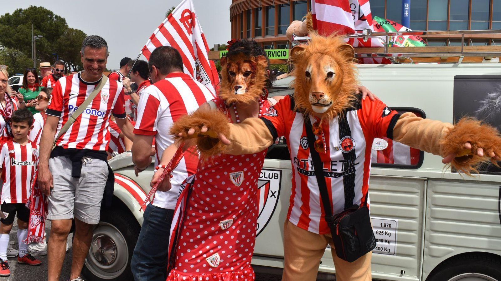 Dos aficionados del Athletic Club de Bilbao disfrazados de leones.