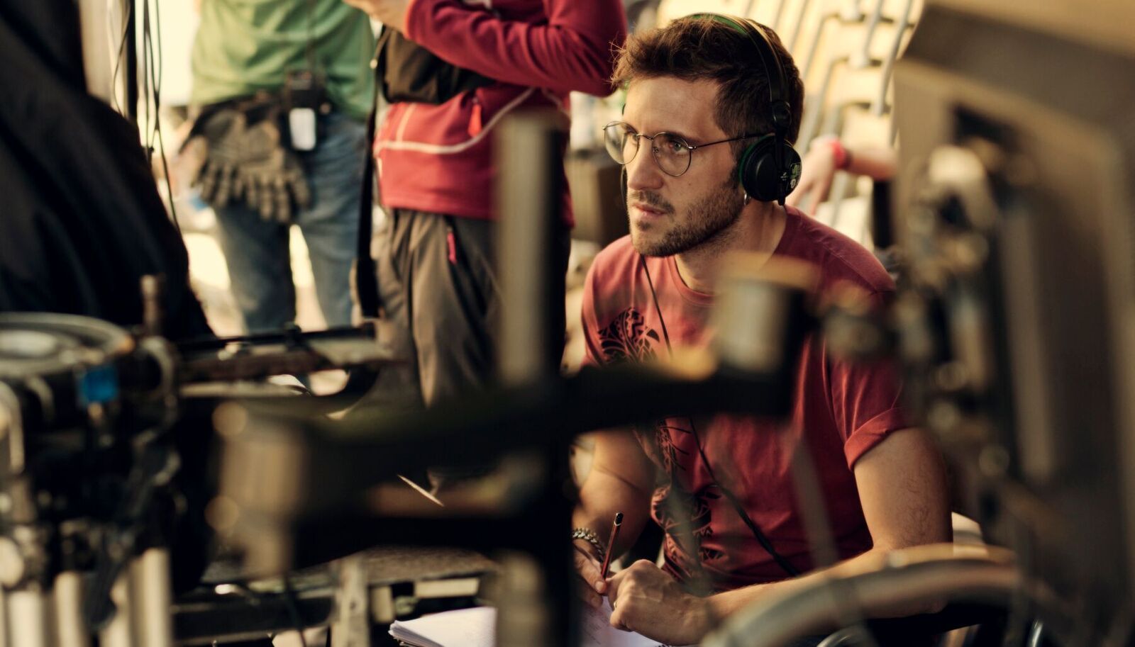 El director Jota Linares, durante el rodaje de 'Animales sin collar'.