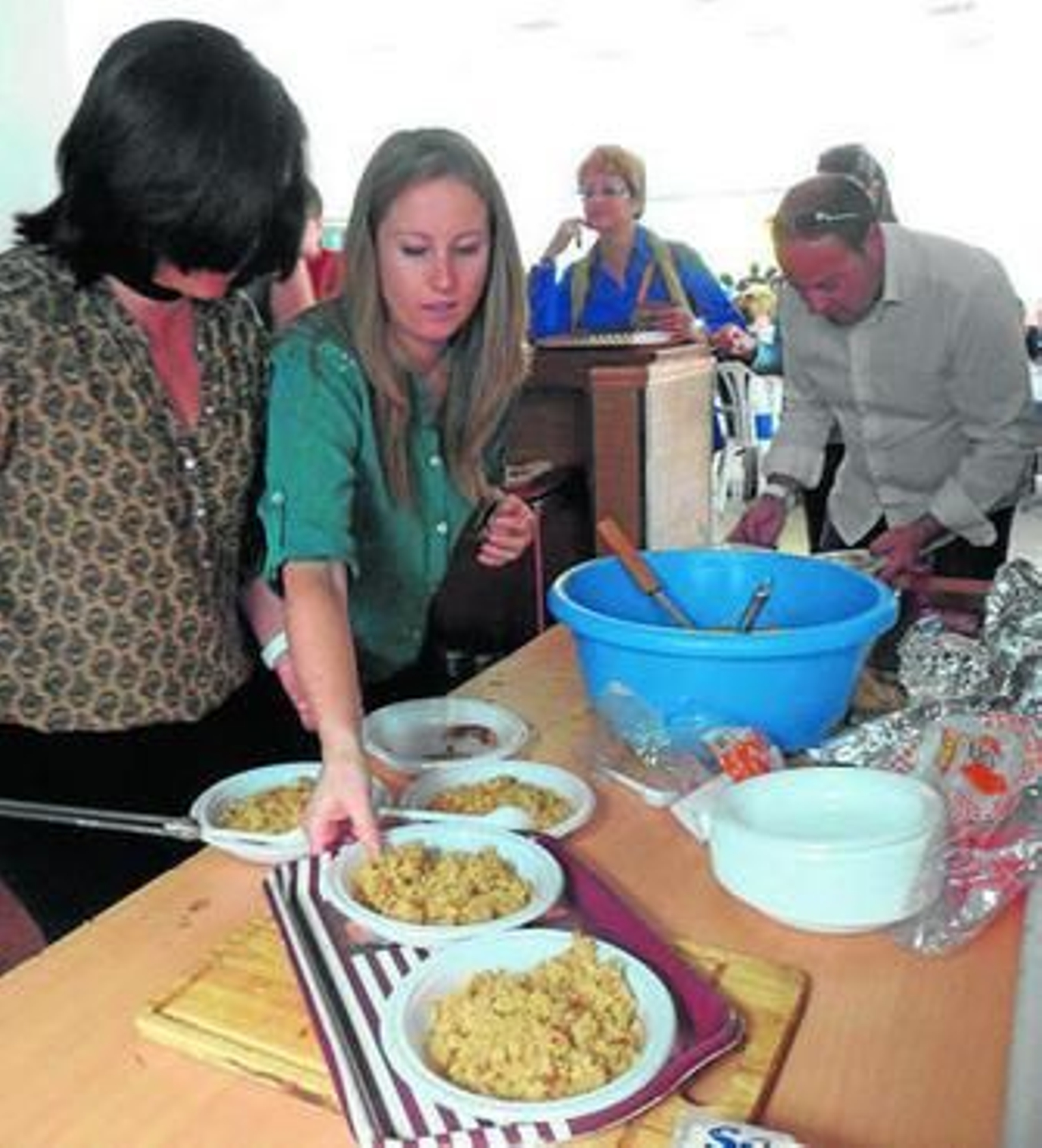 Los visitantes almorzaron migas serranas a mediodía de ayer.