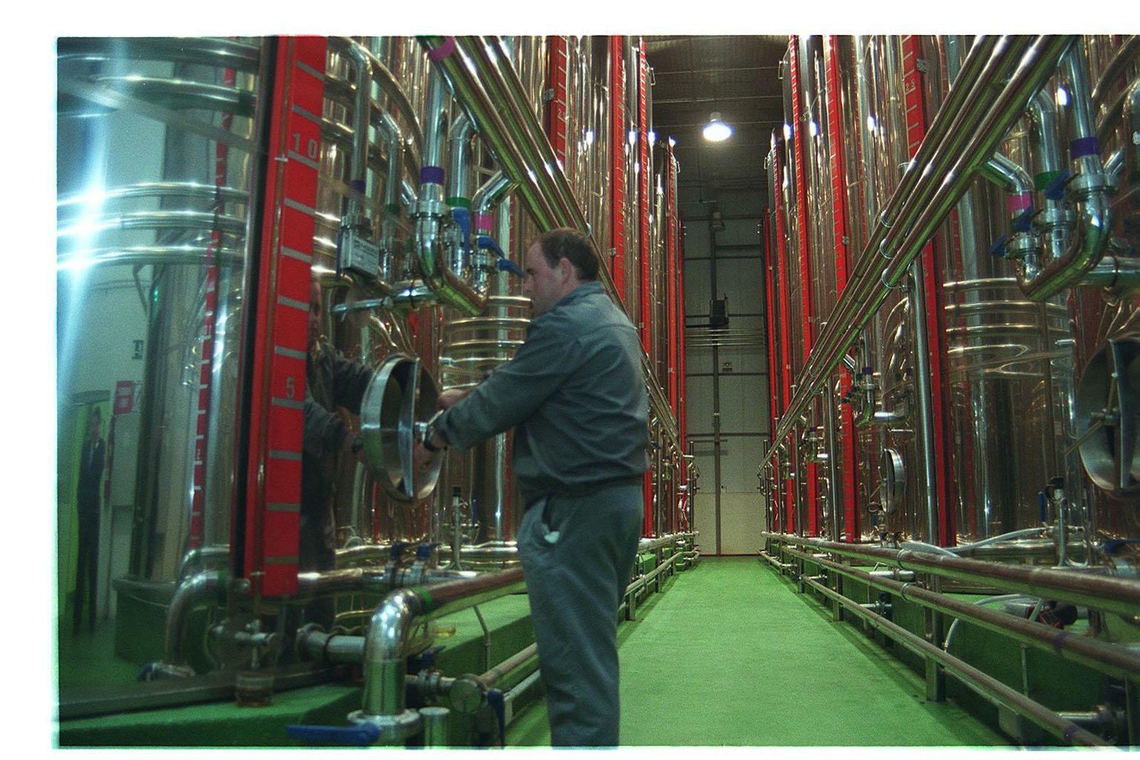 Instalaciones de almacenamiento del aceite en una fábrica oleolícola.