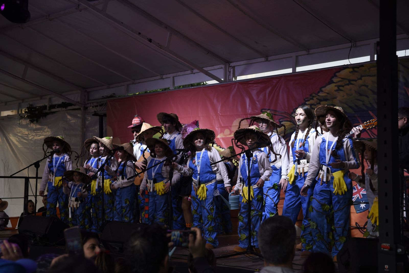 Búscate en las fotos de la fiesta en la calle del sábado en el Carnaval de la Concha Fina de La Línea