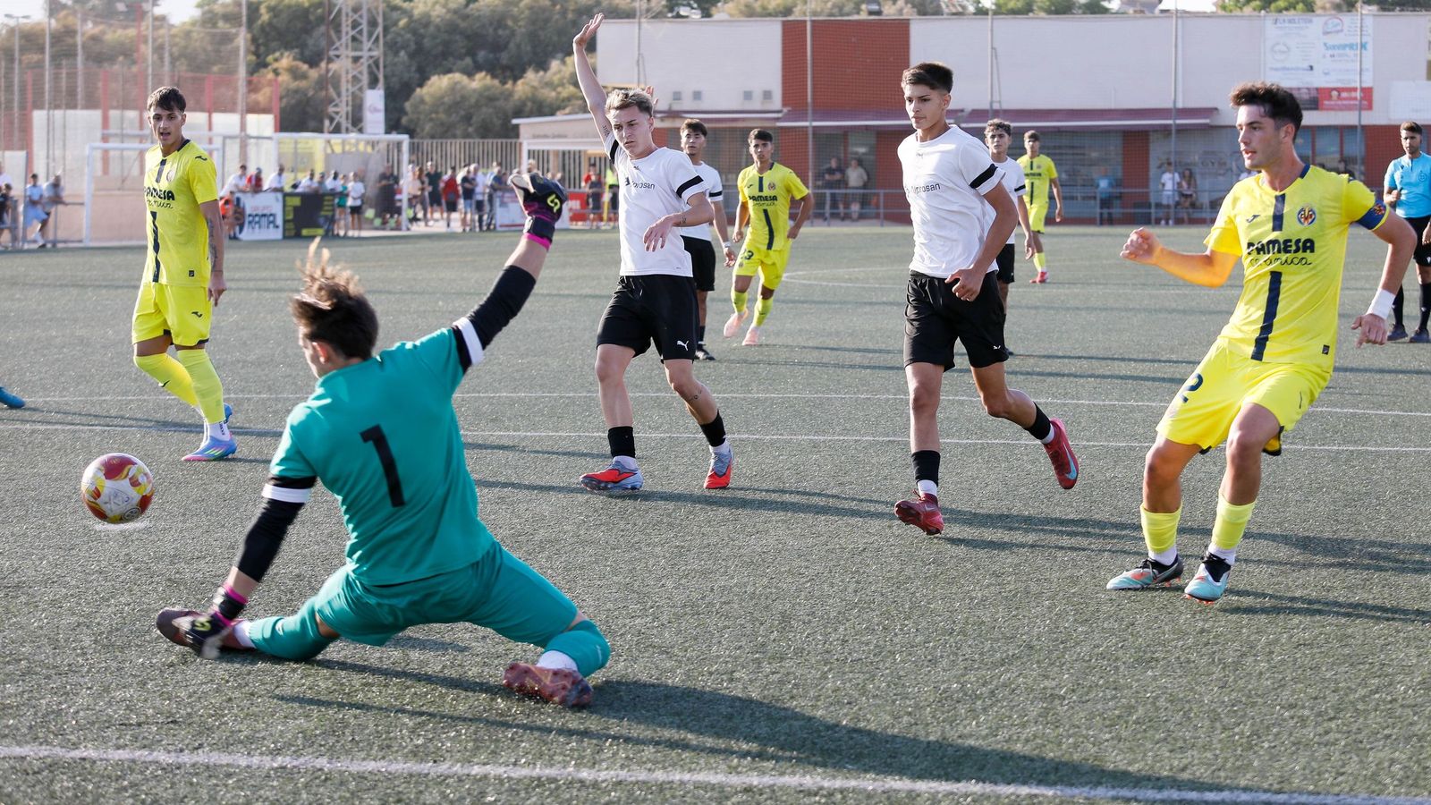 El guardameta cañaero realiza una parada con el pie durante un amistoso frente al Villarreal de pretemporada.