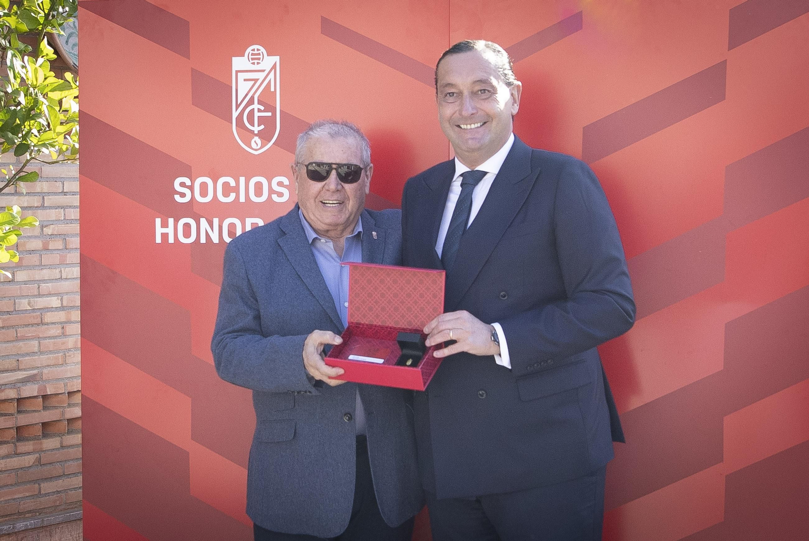 La entrega de insignias del Granada a sus abonados, en imágenes