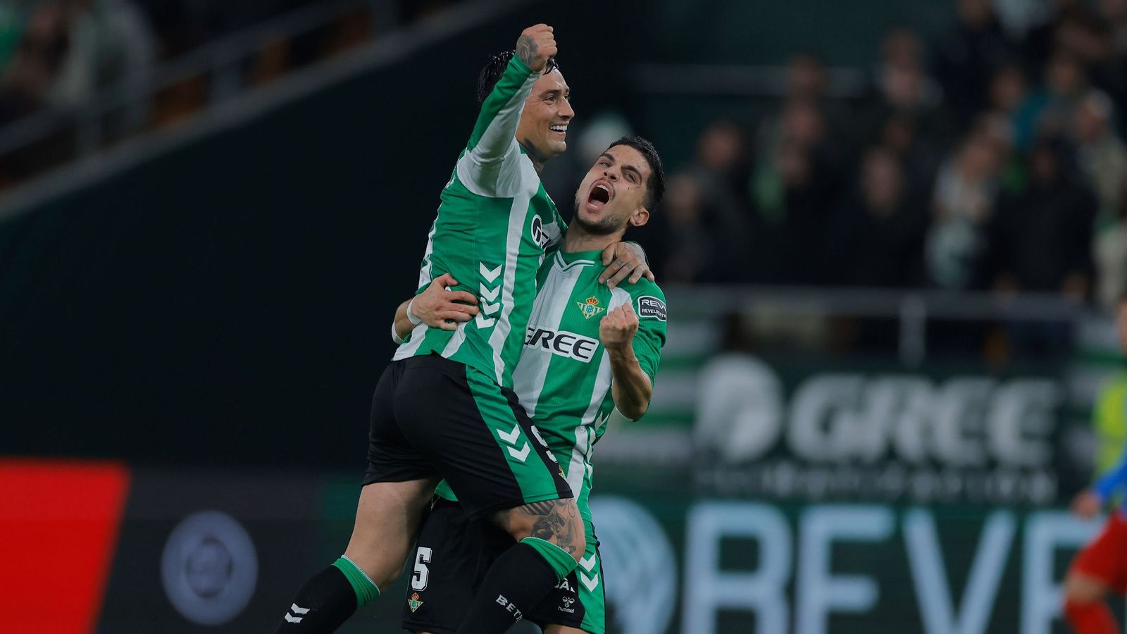 Marc Bartra celebra con Chimy Ávila el segundo gol ante el Elche.