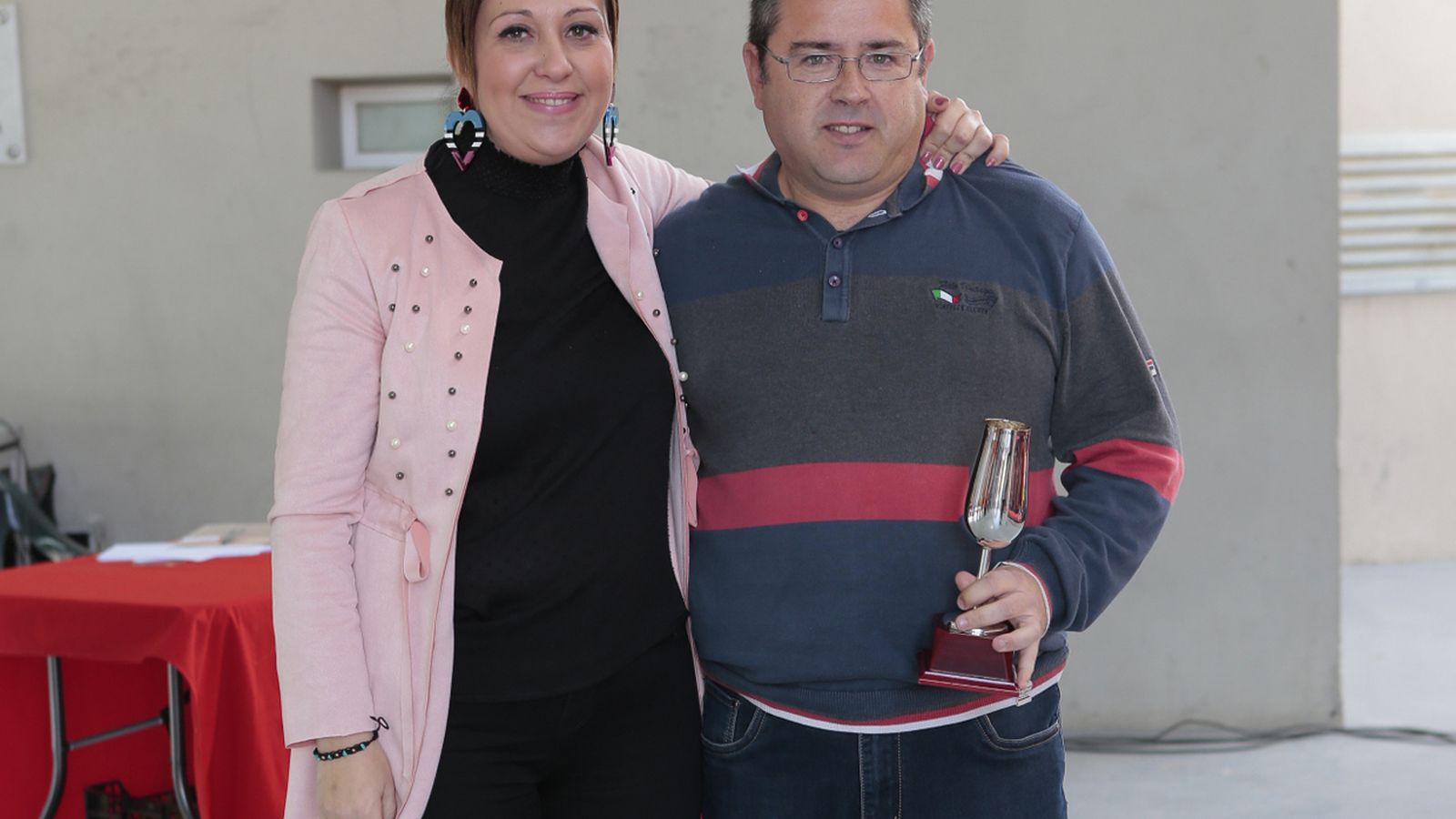 La alcaldesa entregó el premio al mejor tinto