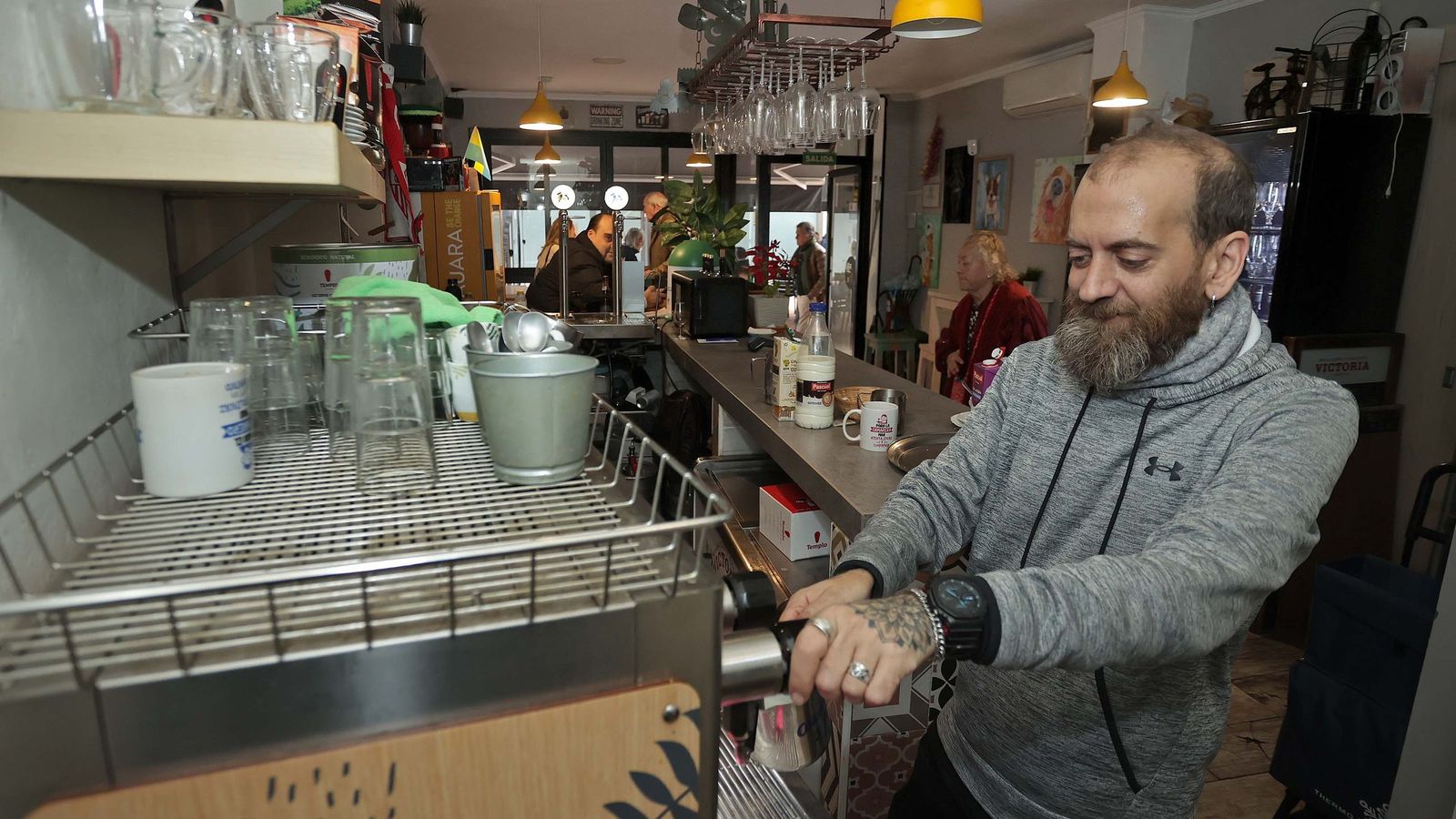 Ale, el propietario, en plena faena con un café.
