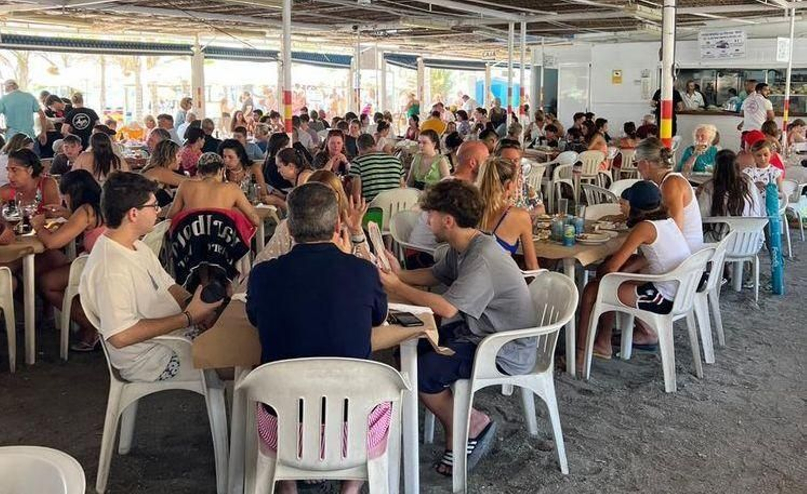 Algunos clientes disfrutando del chiringuito en Nerja. Algunos clientes disfrutando del chiringuito en Nerja.