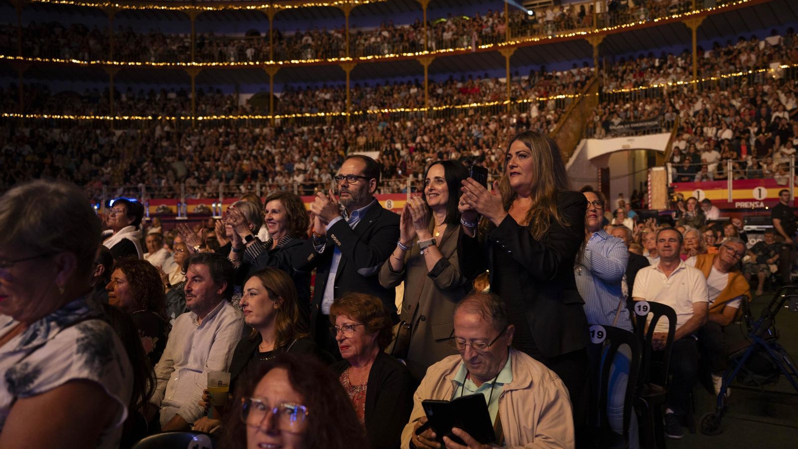 Mucho público quiso inmortalizar el concierto de Raphael del pasado sábado grabando con sus móviles.