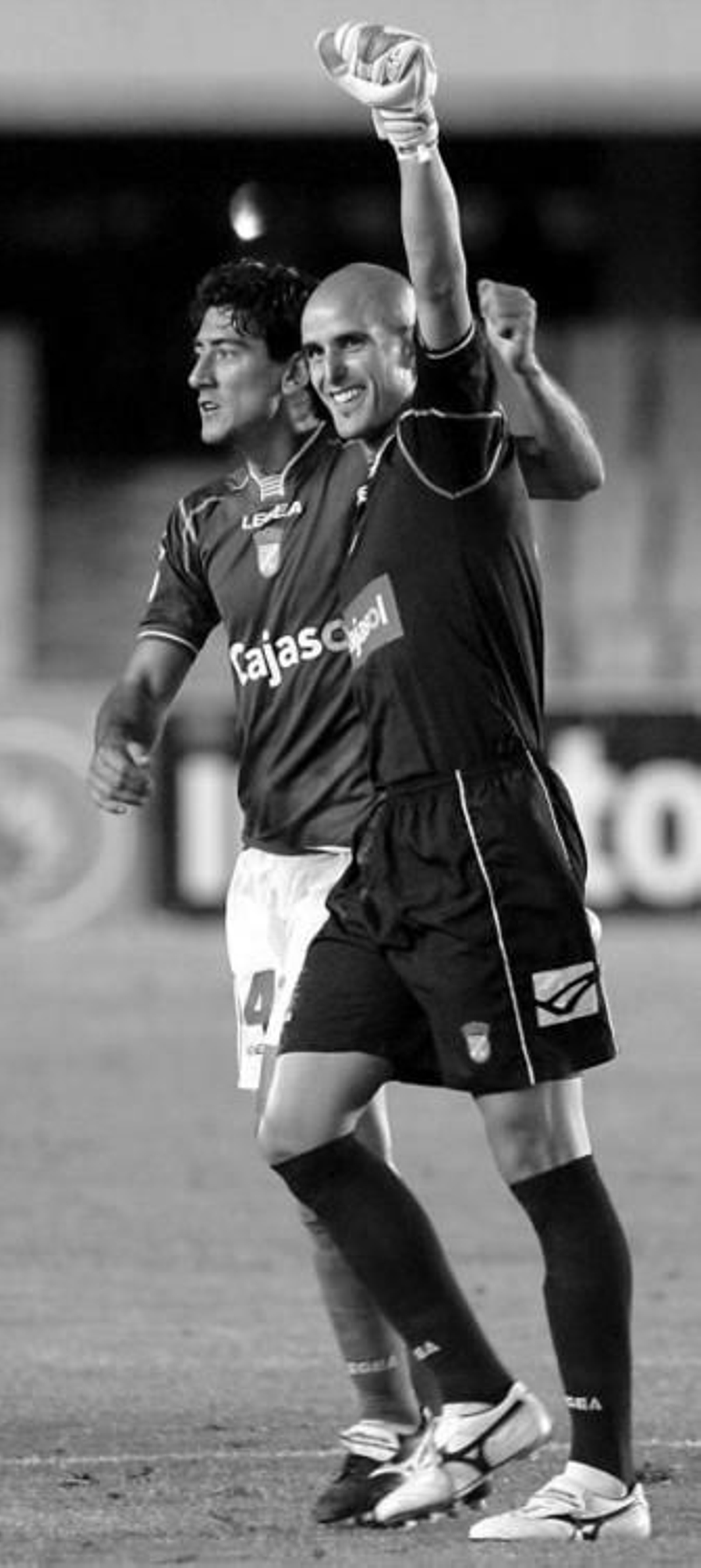 Chema, héroe contra el Albacete, saludando puño en alto.