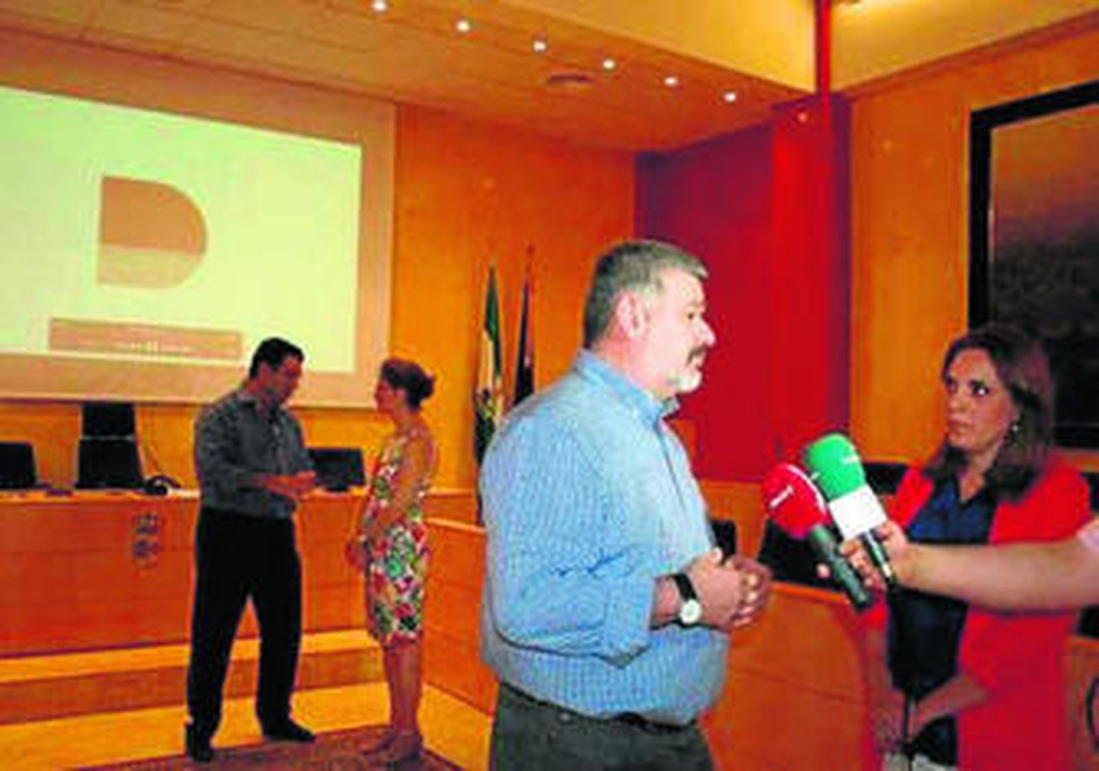 El presidente del GDR, David García, habla a los medios junto a la alcaldesa del Viso.