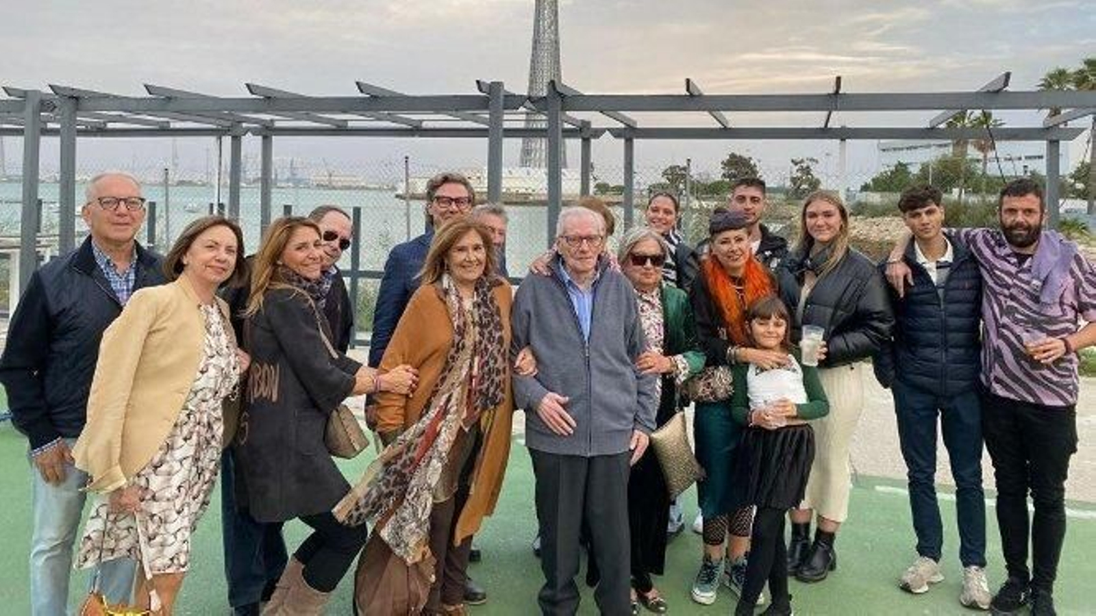 La anfitriona Aurora Vargas Duarte con Miguel Ángel Castellano, María del Carmen Domínguez, Victoria González, Mayca Marrero, Victoria y Carlos Cueva y Daniel Méndez, entre otros, durante la celebración.