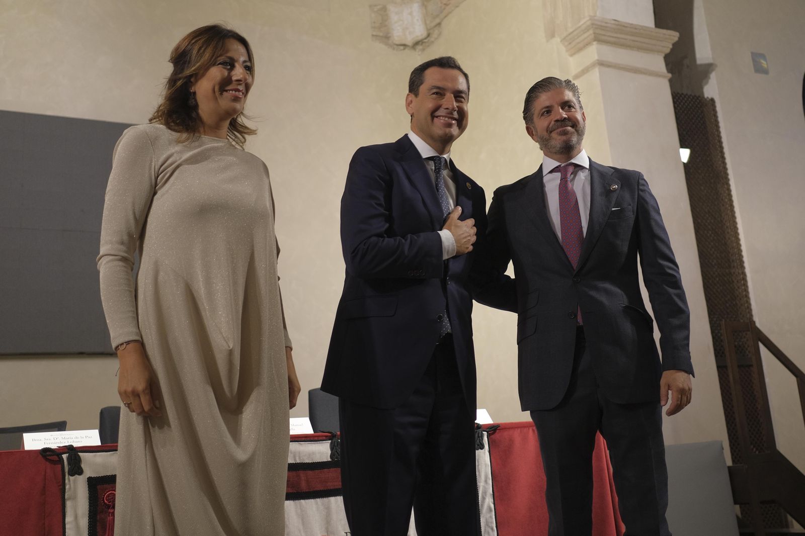 El presidente de la Junta de Andalucía junto a la alcaldesa de Ronda y el presidente de la peña El Catite.