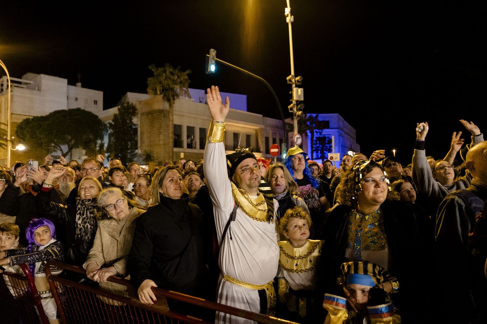 Las imágenes del espectáculo final del Carnaval de Cádiz 2026, con la quema de la Bruja Piti