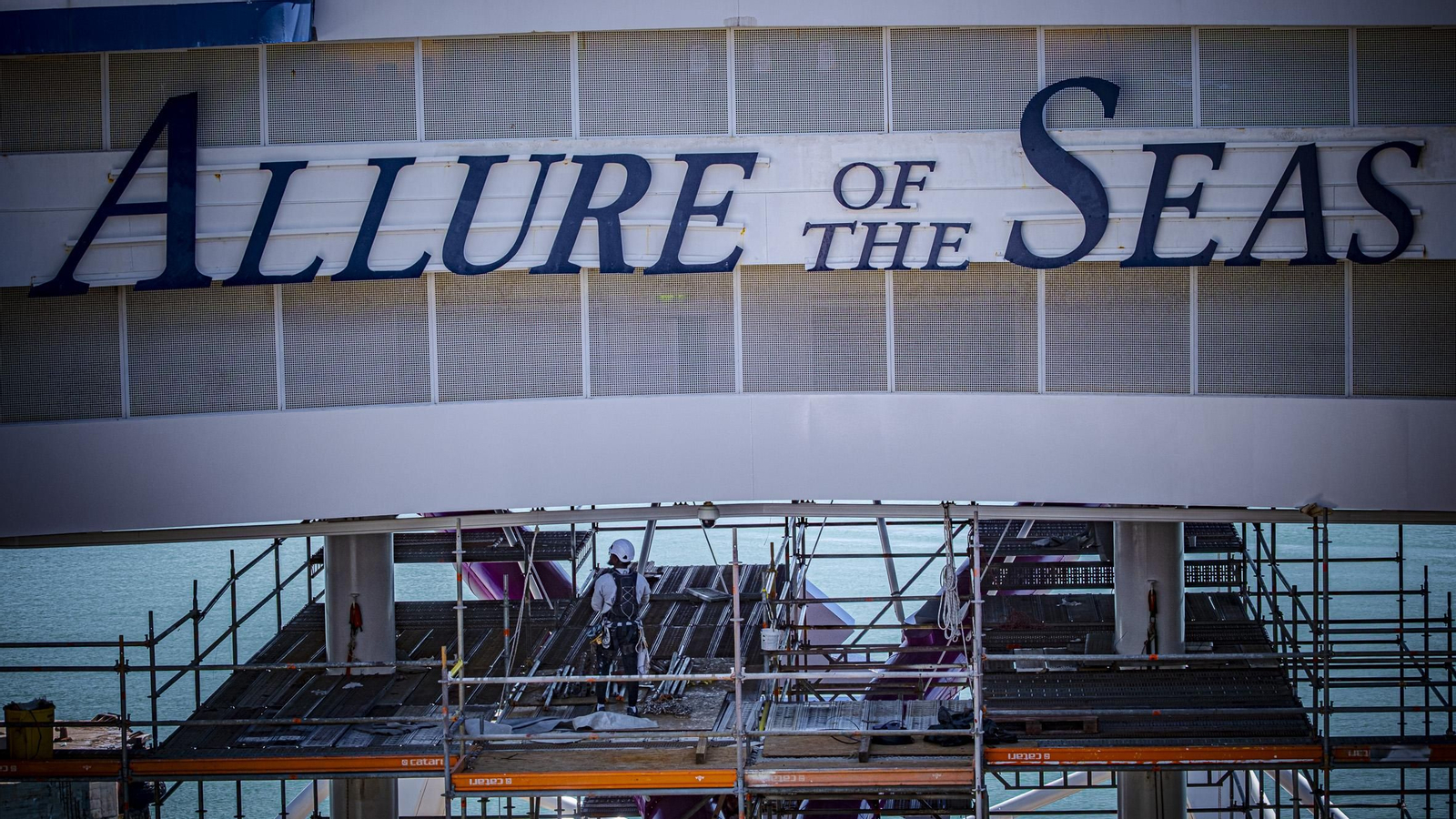 Las imágenes del interior del crucero 'Allure of the Seas' que se encuentra reparando en navantia Cádiz
