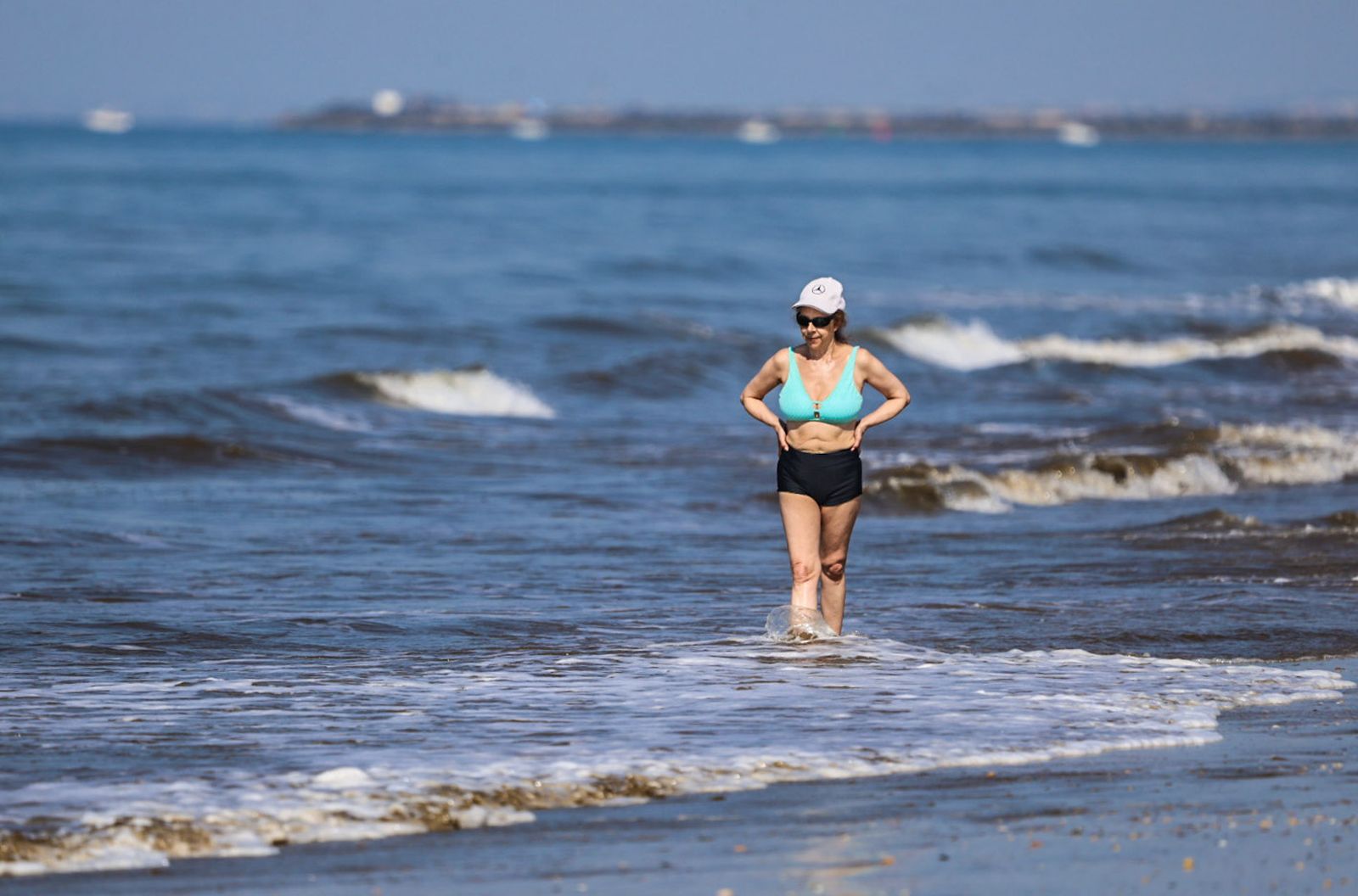 Imágenes de una tranquila mañana en la playa del Espigón de Huelva