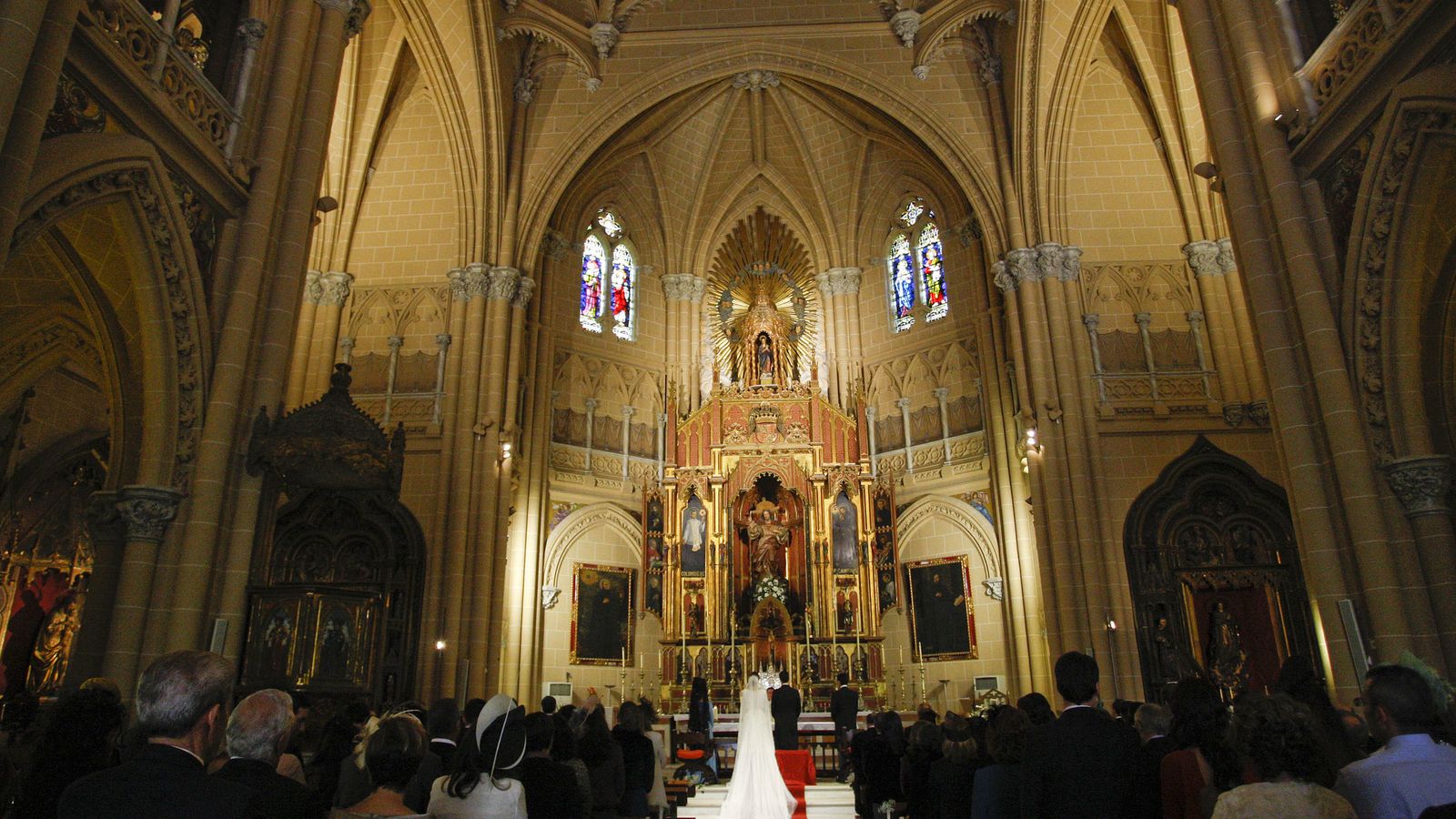 Enlace matrimonial celebrado en un templo católico.