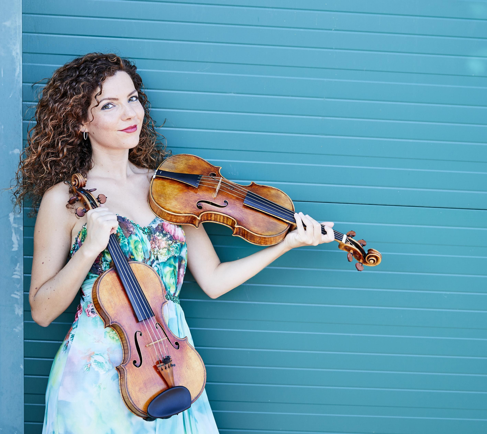 Anna Urpina con los dos violines empleados en la grabación