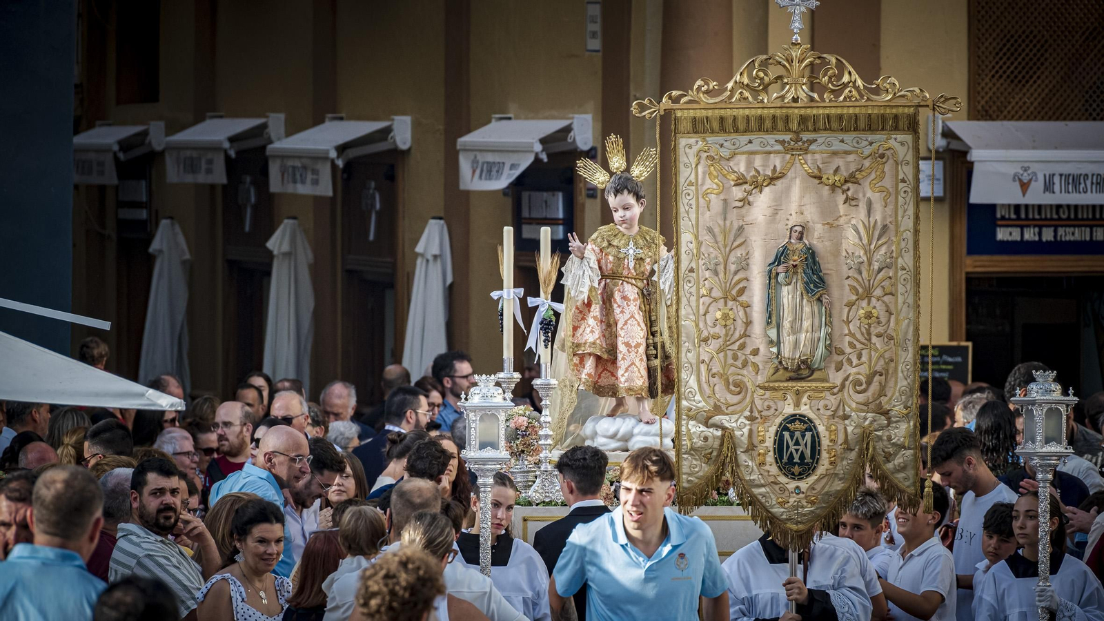 Ambiente previo al Corpus y Día del Orgullo en la Plaza de La catedral de Cádiz