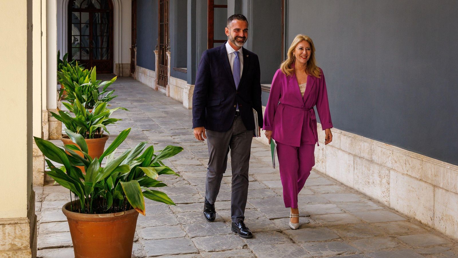 Ramón Fernández-Pacheco y Carolina España tras el Consejo de Gobierno de ayer.