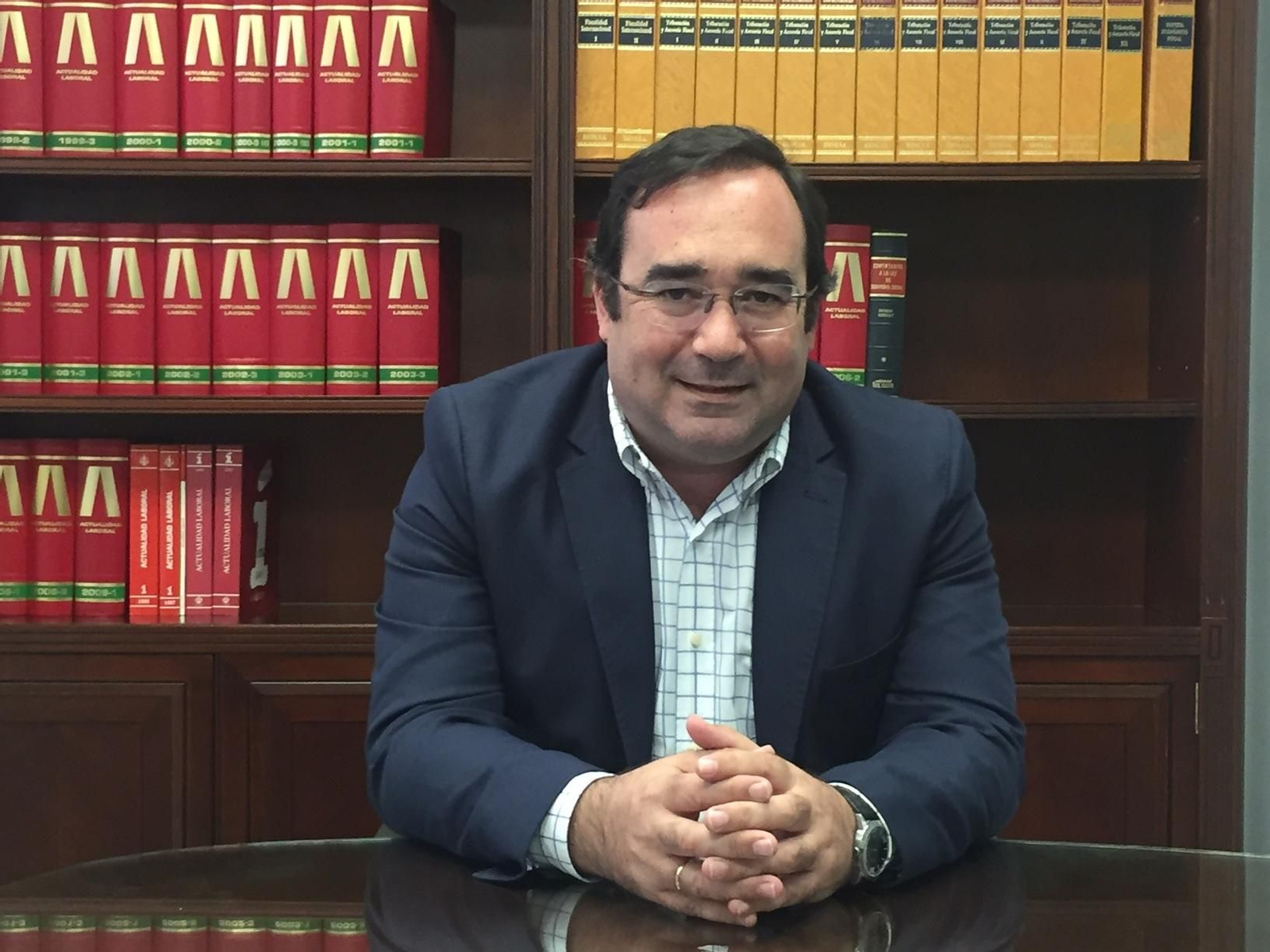 Antonio Manuel Rando en su despacho de abogados.