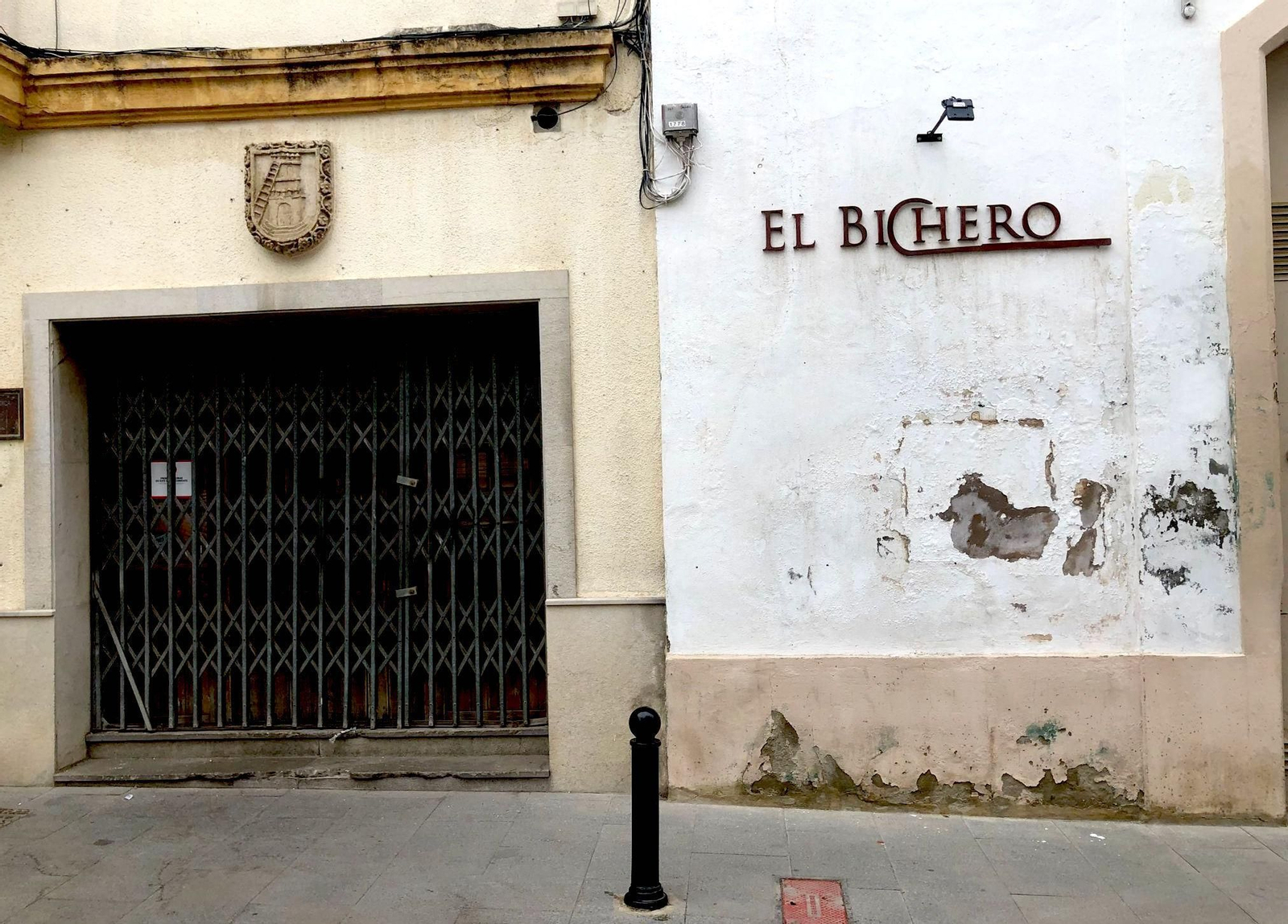 Fachada de uno de los laterales de plaza Vargas