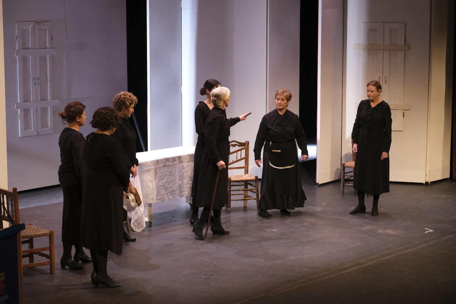 El grupo de Teatro del Hospital Torrecárdenas representando un pasaje de La Casa de Bernarda Alba.