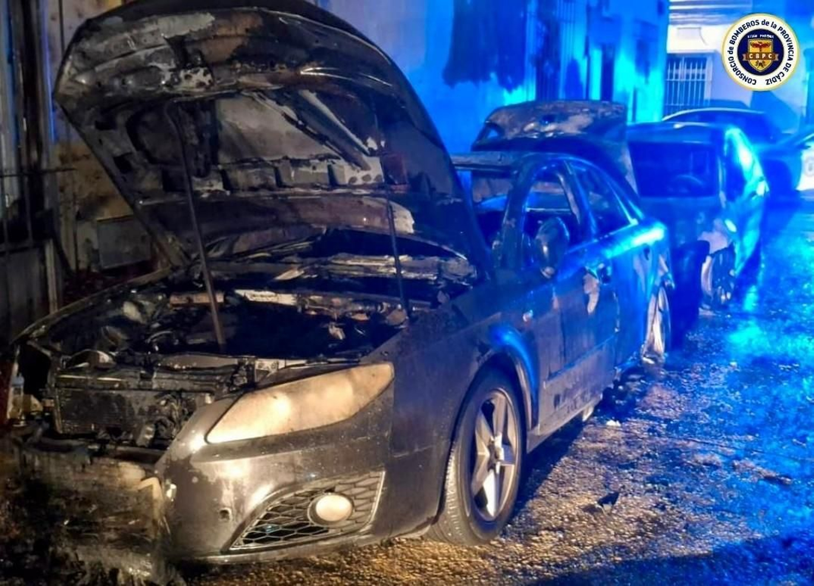 Coches incendiados en la calle Vaqueros de Puerto Real
