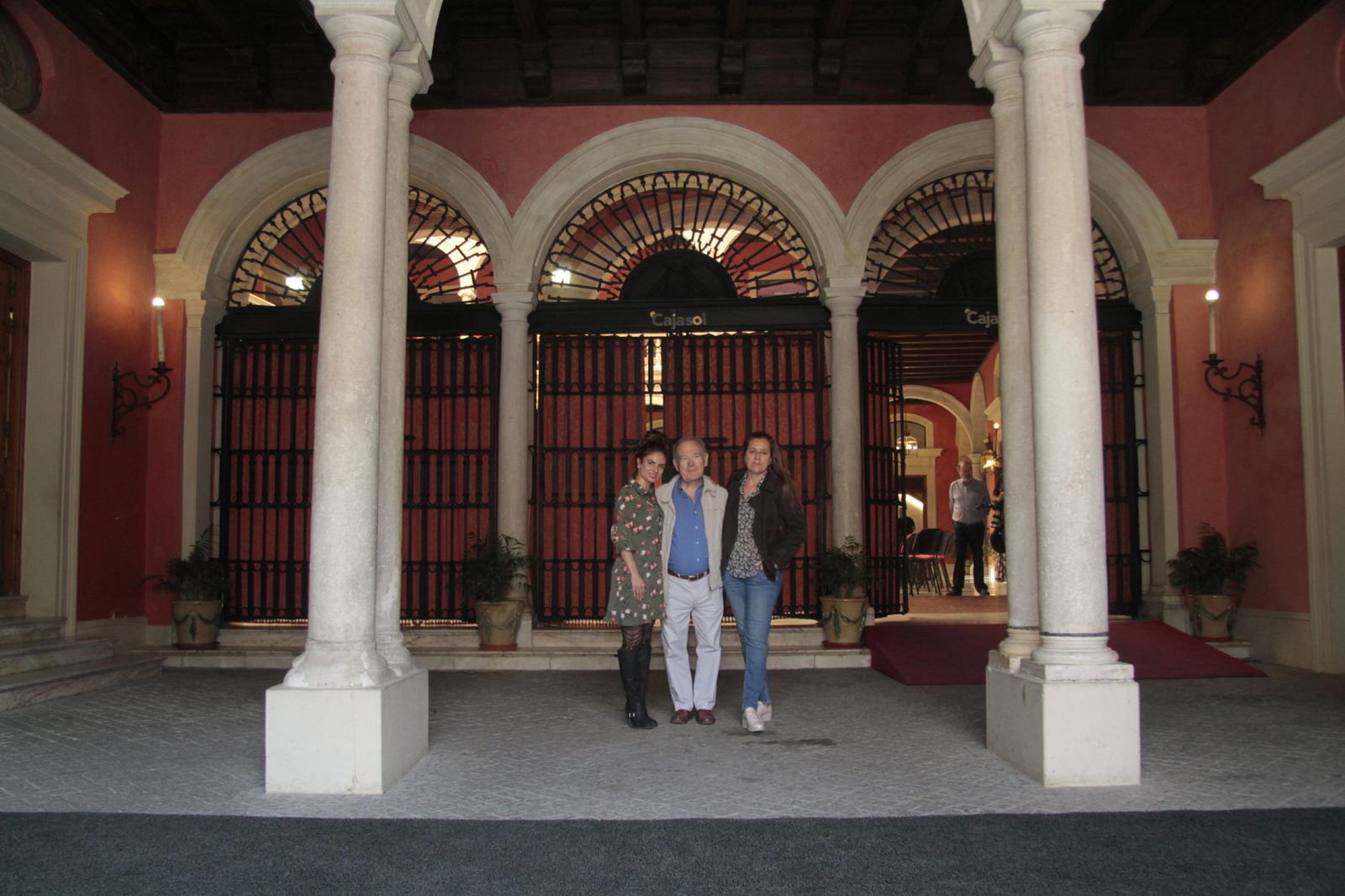La bailaora Sara Calero, junto al director del ciclo, Manuel Herrera, y la cantaora Gema Caballero.