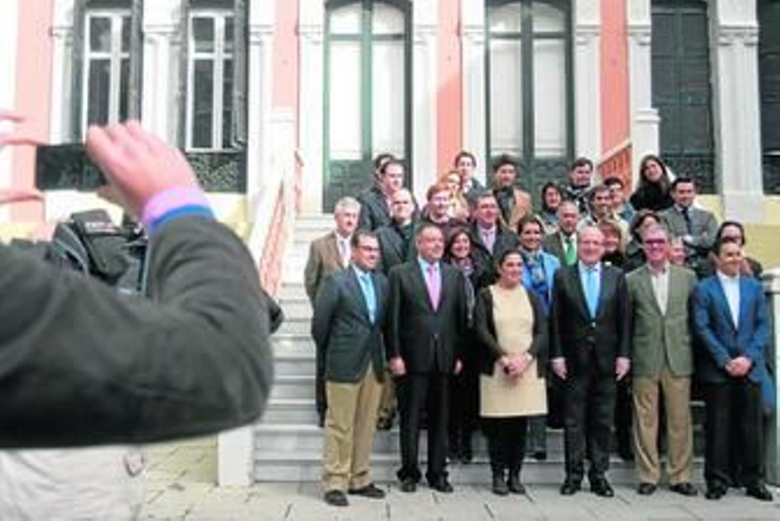 El alcalde, Pedro Rodríguez, presidiendo la foto del equipo de campaña  para los comicios municipales del próximo 22 de mayo.