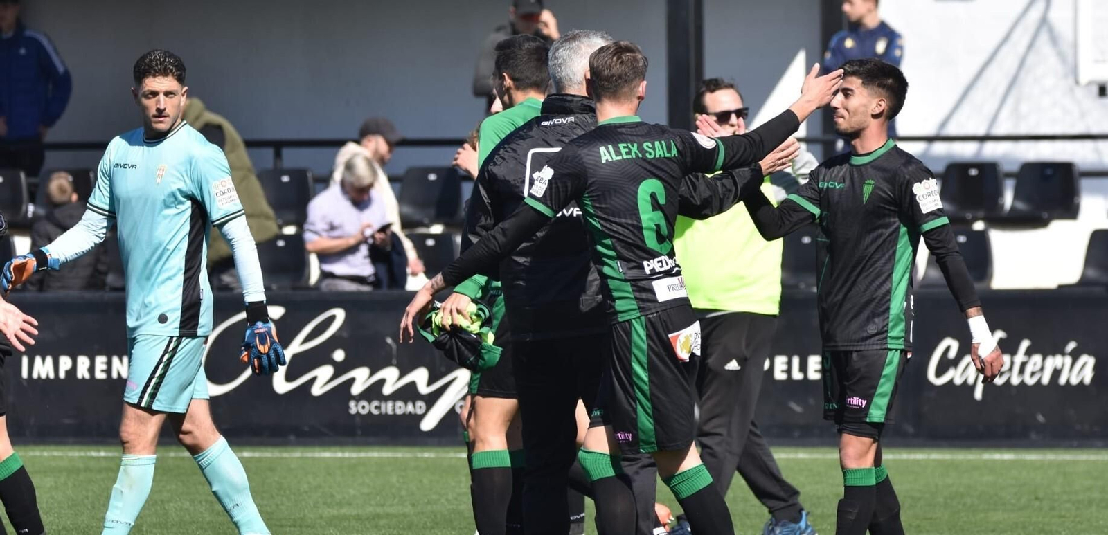 Los jugadores del Córdoba CF se saludan tras el partido en Ceuta.