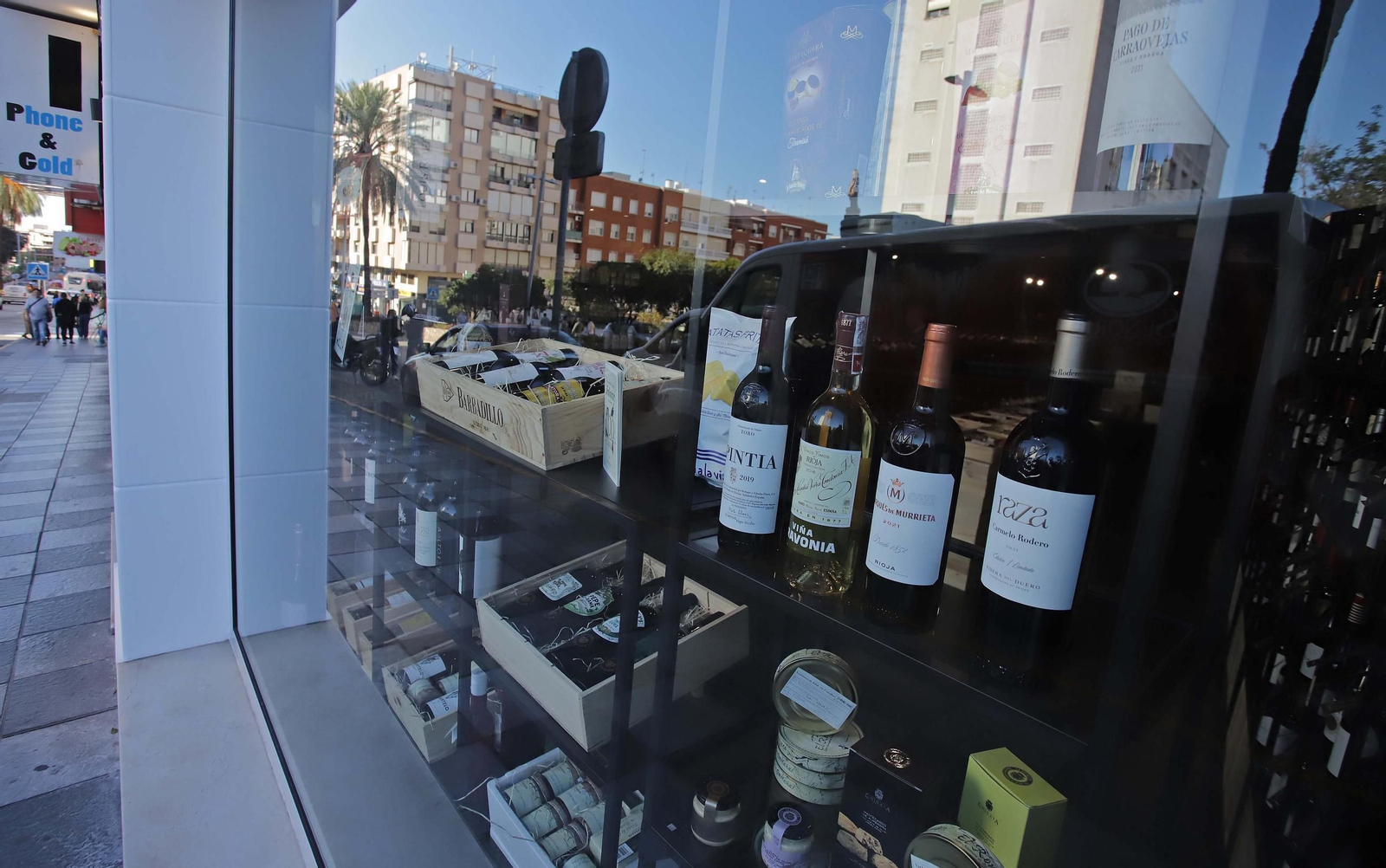 Fotos de la nueva enotienda de 'El Decantador' en Algeciras