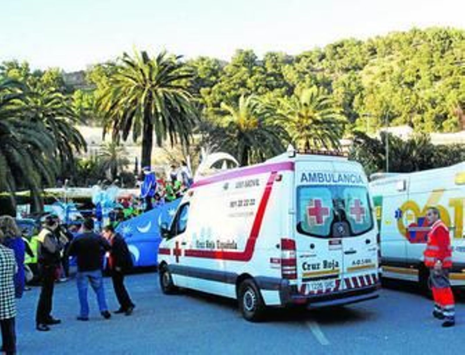 Una ambulancia permanece aparcada en la zona del suceso, cerca del hospital Noble.