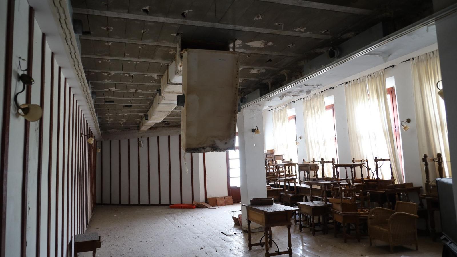 Estado actual del interior de la villa turística.