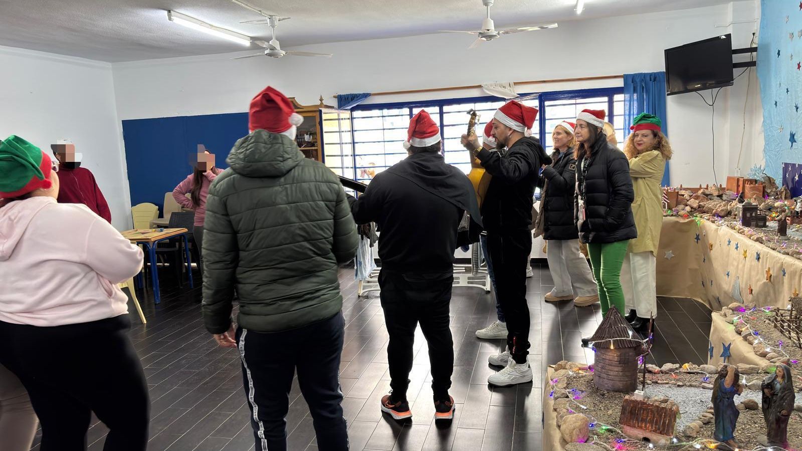 La Navidad llega a 'El Acebuche' gracias a los alumnos del CEPer 'Retamar'.