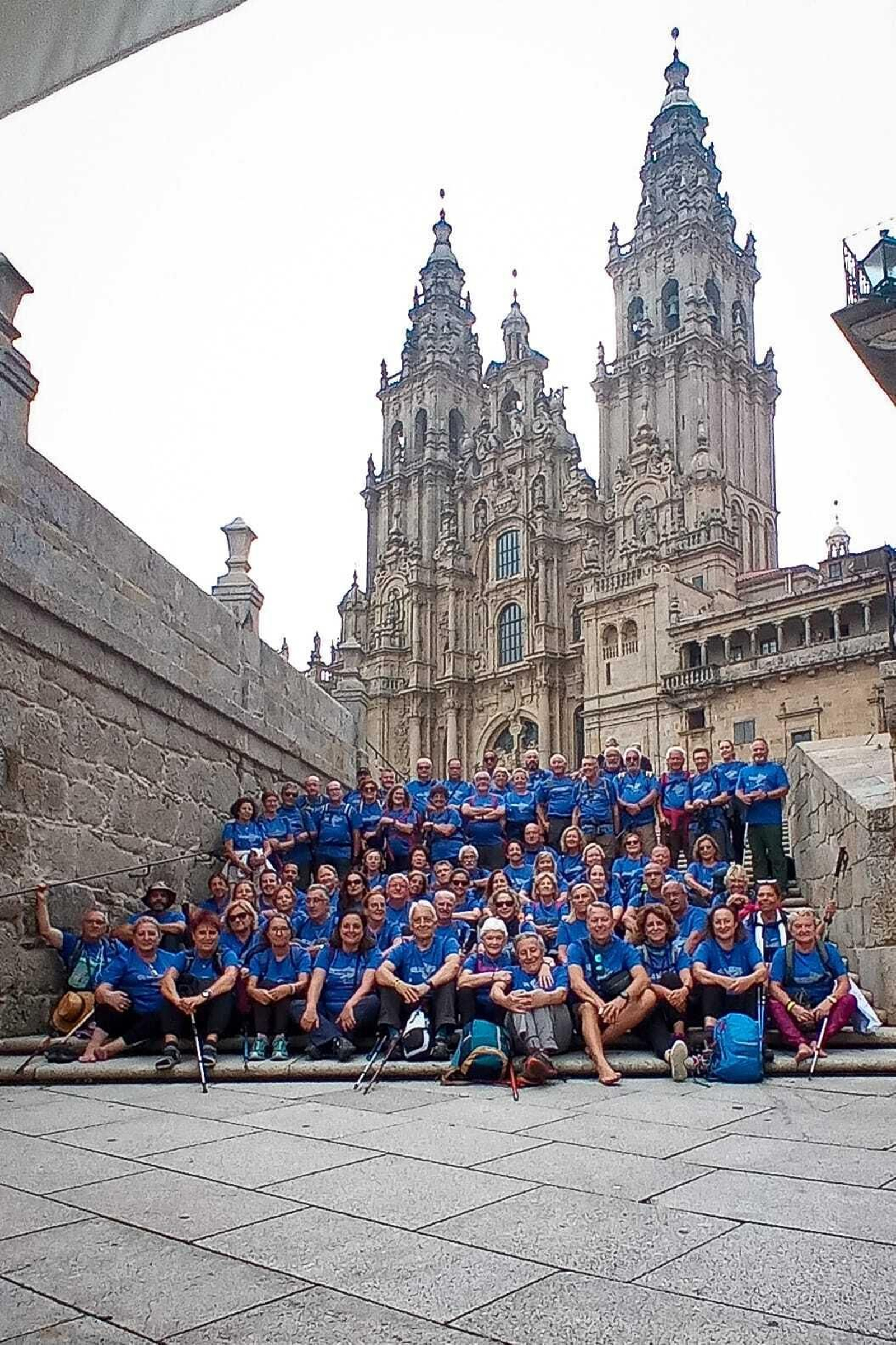 El grupo de peregrinos de la Buena Muerte, ante la Catedral de Santiago de Compostela.