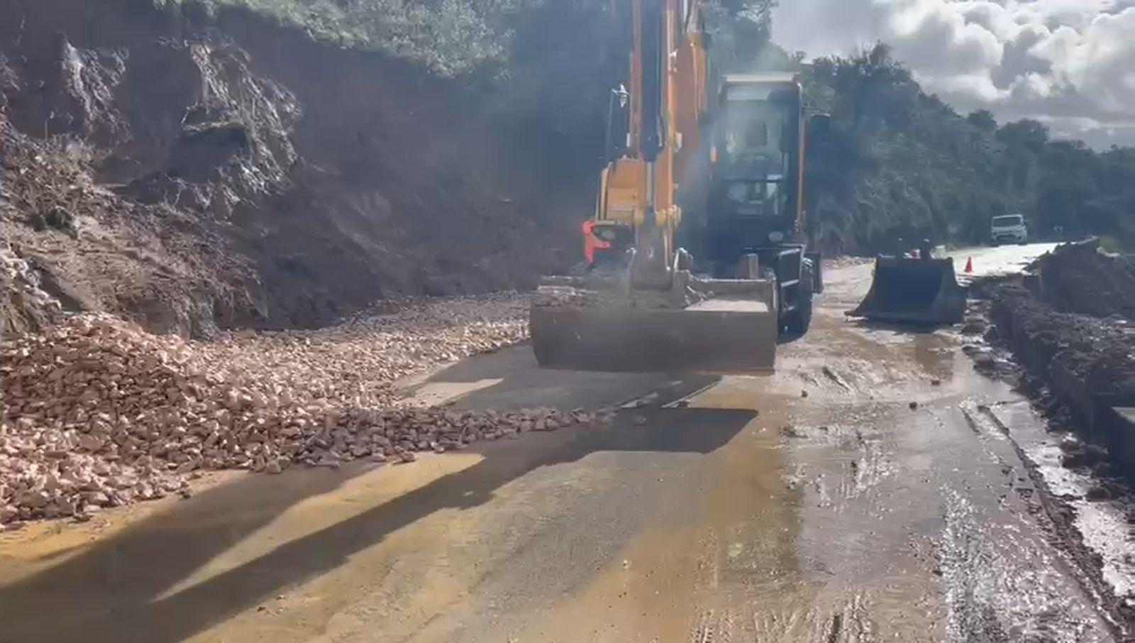 Trabajos de la Brigada de Diputación en una de las carreteras provinciales de acceso a Torre Alháquime