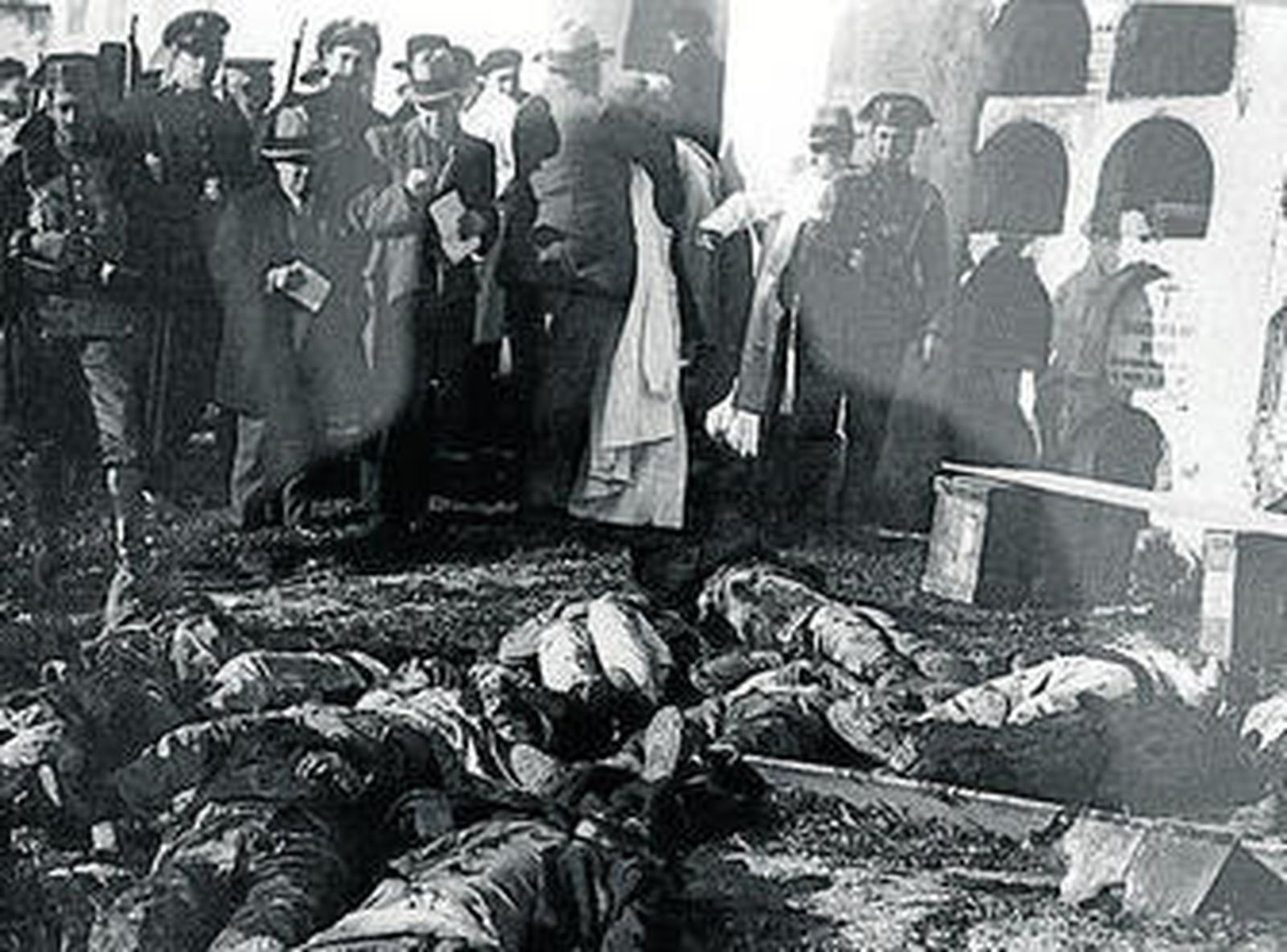 Cadáveres de campesinos asesinados, en el cementerio de Casas Viejas en enero de 1933.