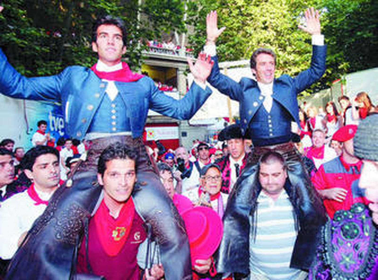 Sergio Galán y Pablo Hermoso de Mendoza, en la salida a hombros de la plaza de Pamplona.