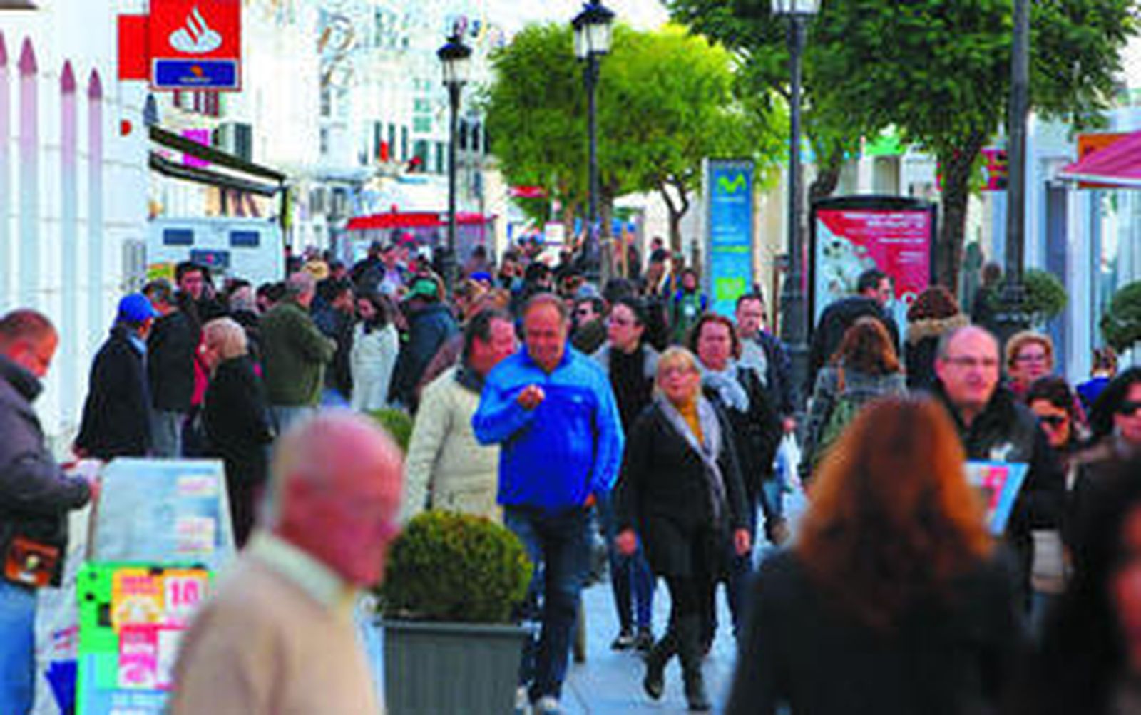 Imagen reciente de la céntrica calle La Vega abarrotada de personas.